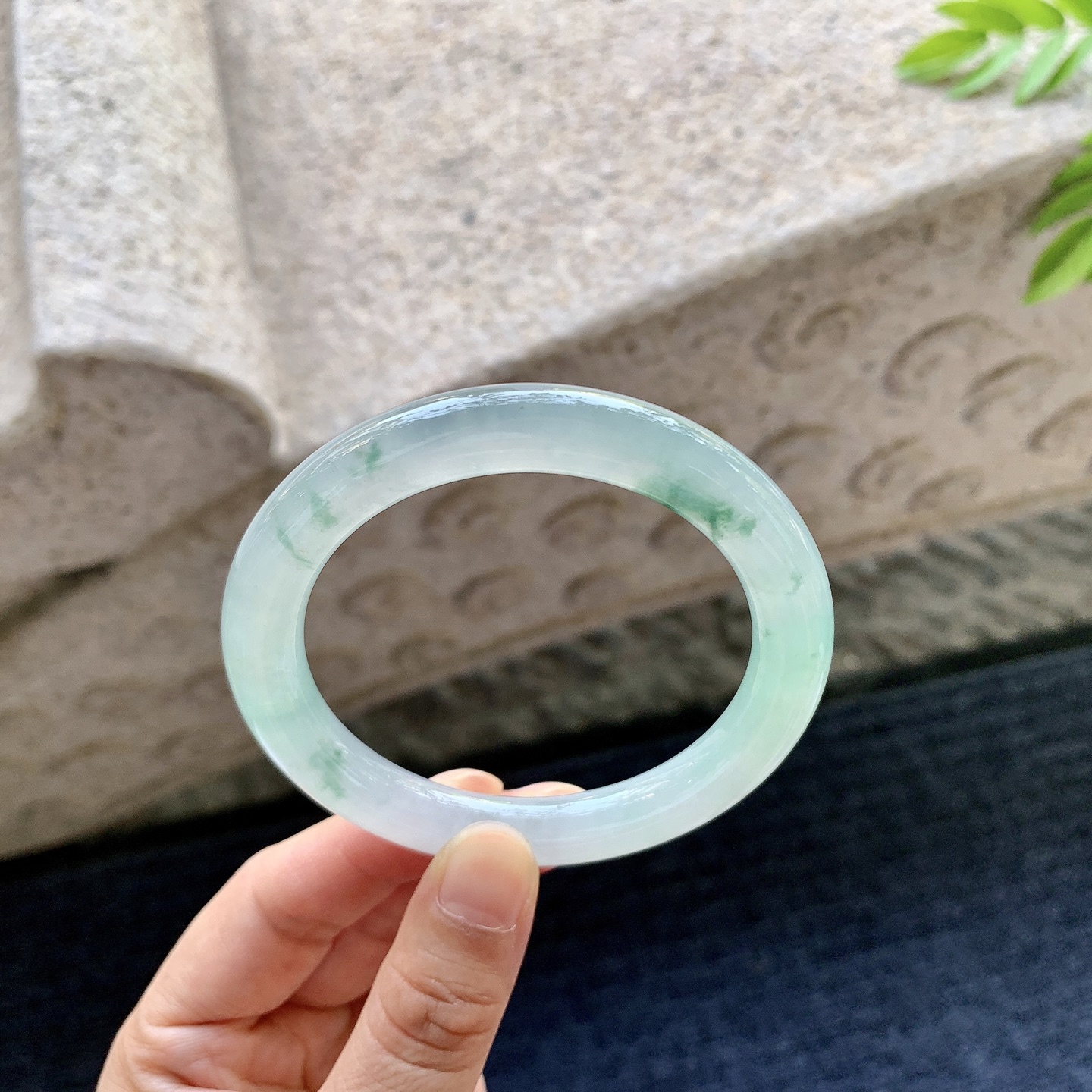 圆条54 55，圈口55.6/8.6/9.5，编码C5081316，描述冰糯飘花，清透，水润，种老，细腻，打灯有絮线