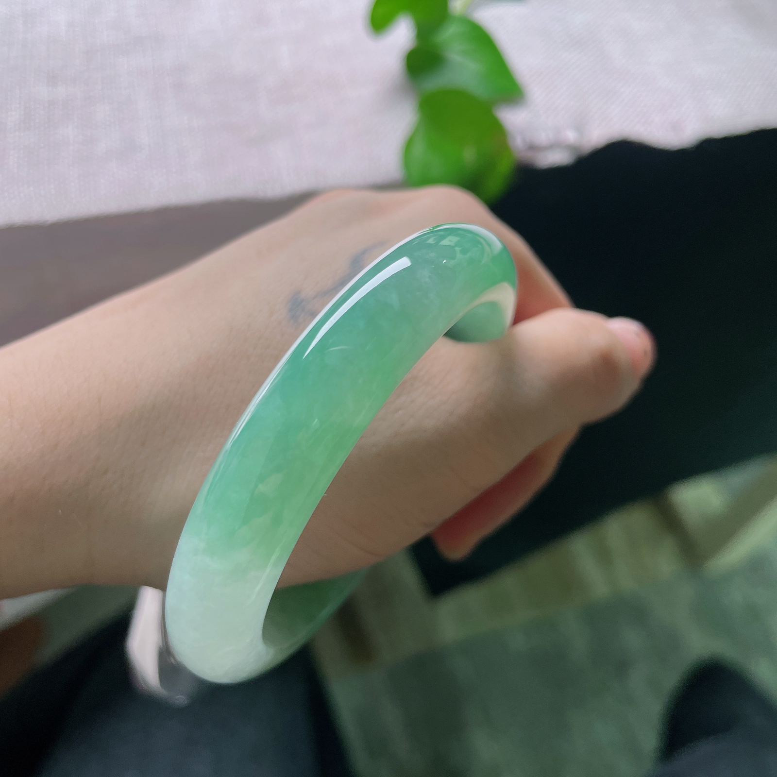 55.6/11.9/8.3，绿底正圈，完美，水头充盈莹润透亮，色调淡雅柔和，四季佩戴舒适清爽。ss57145a