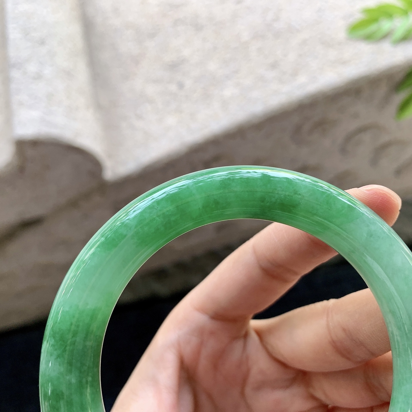 圆条56 57，圈口57.5/11/11，编码BA081322，描述辣阳绿，水润，种老，细腻，打灯有絮线