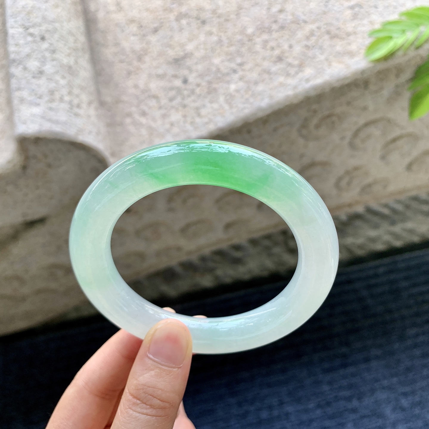 圆条57 58，圈口58.7/11.7/11.7，编码A1081331，描述冰飘阳绿，水润，种老，细腻，有棉线