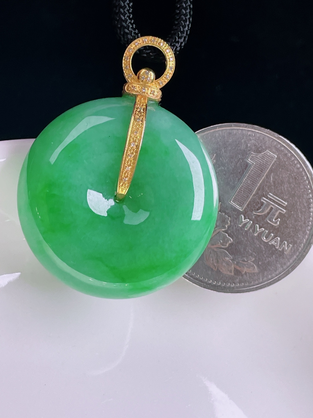 ️阳绿平安扣，老种起光，细底通透，尺寸：36.5裸石28/9mm0812