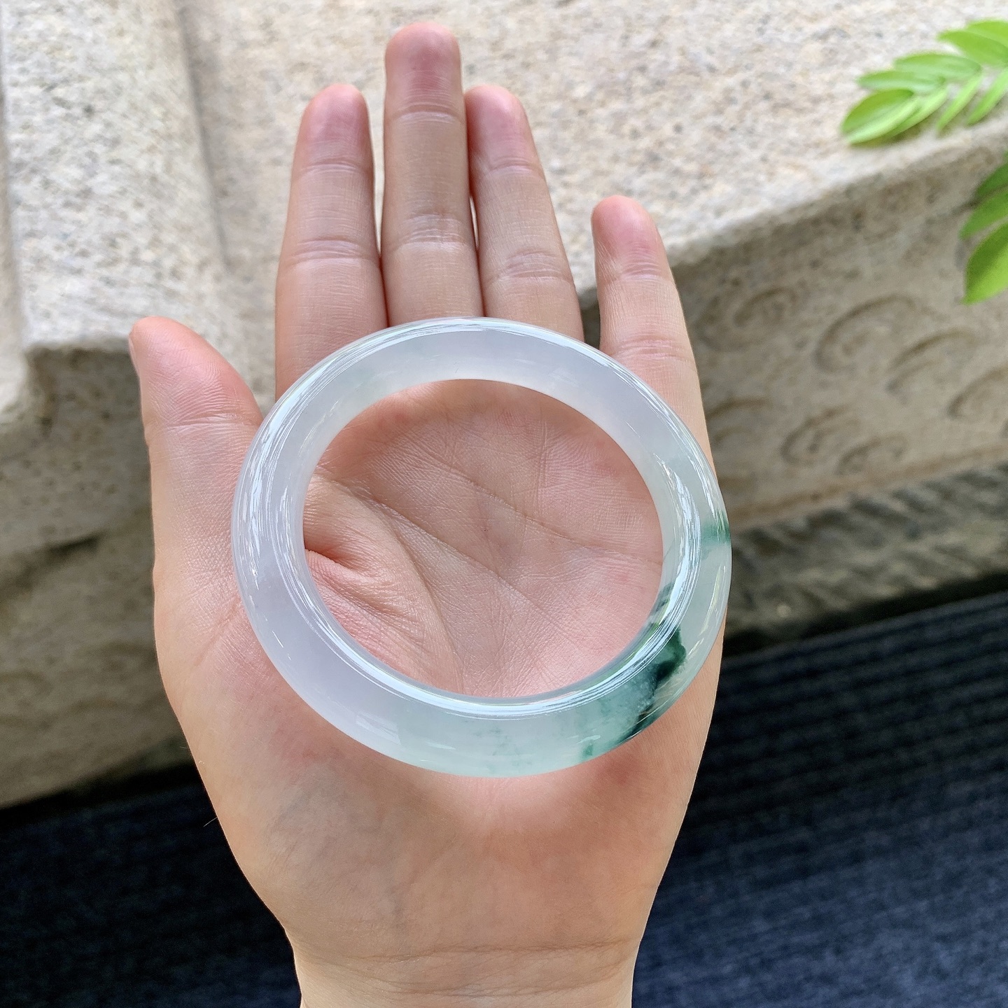 圆条51 52，圈口52.3/9.5/9.8，编码C11081303，冰糯飘花，水润，种老，细腻，有纹线。