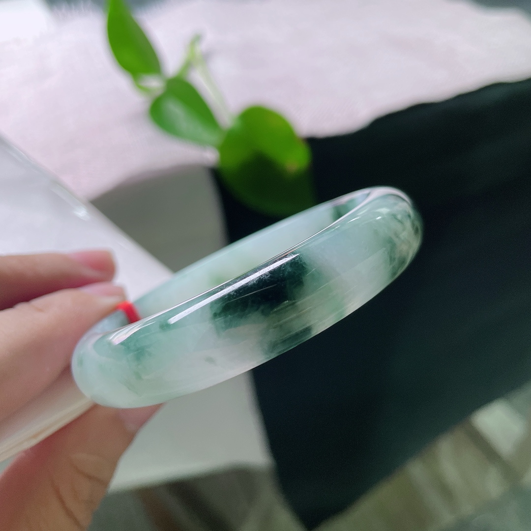 53.8/12.5/7.5，飘花正圈，无裂，白底生翠色，飞花落玉镯。蓝绿飘花绵延环绕，腕间藏一幅天然水墨画卷。ss56421a