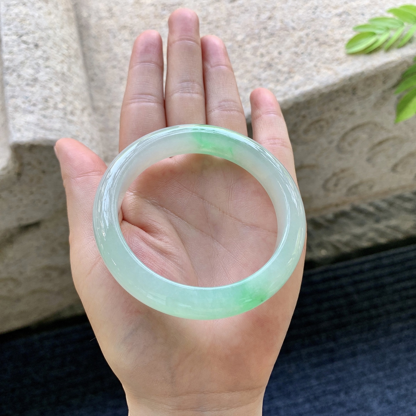 正圈54 55，圈口55.5/12.1/8.2，编码BA081324，描述冰飘绿花，清透，水润，种老，细腻，打灯有絮线