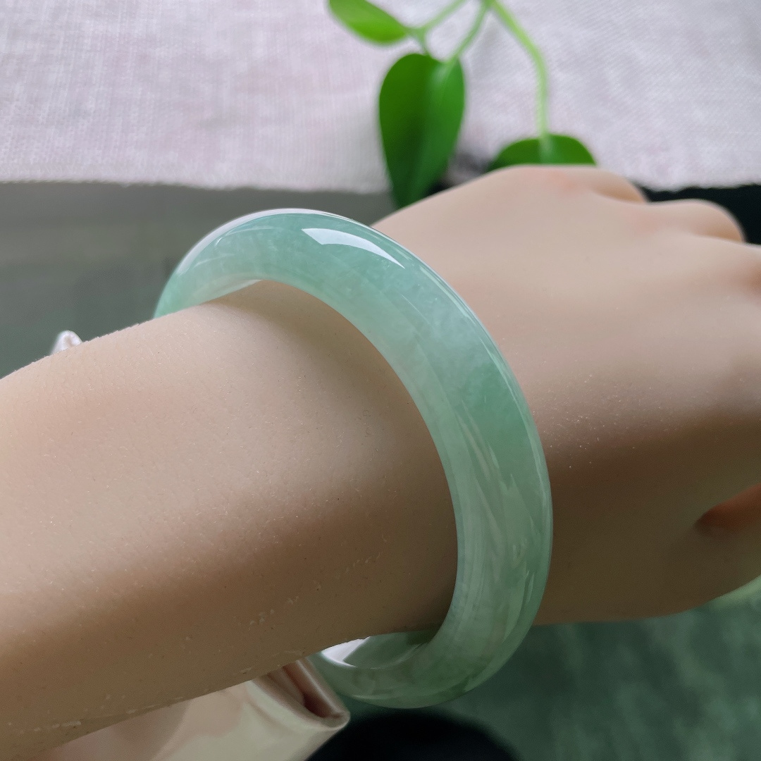 56/12.7/8.3绿底正圈，水润，青春年华，婉间的温柔，无裂，57522a