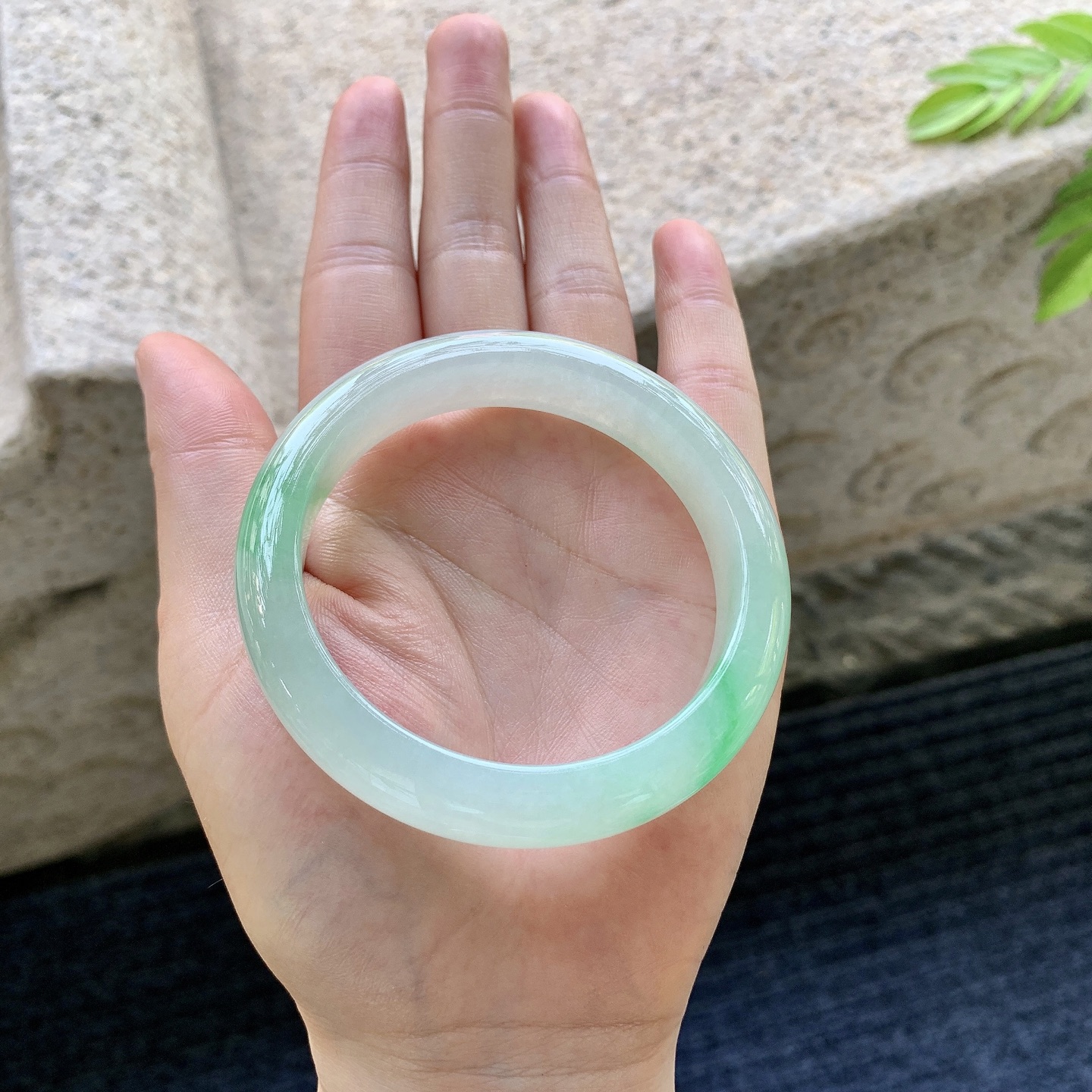 正圈54 55，圈口55.5/12.1/8.2，编码BA081324，描述冰飘绿花，清透，水润，种老，细腻，打灯有絮线