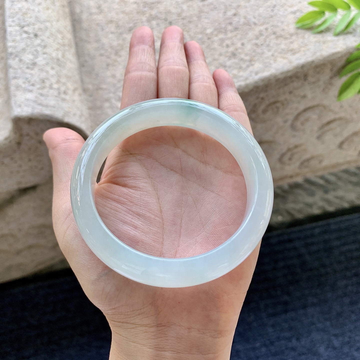 正圈59 60，圈口60.5/13.3/8.8，编码C5081326，糯冰飘绿，水润，种老，细腻，打灯有棉线