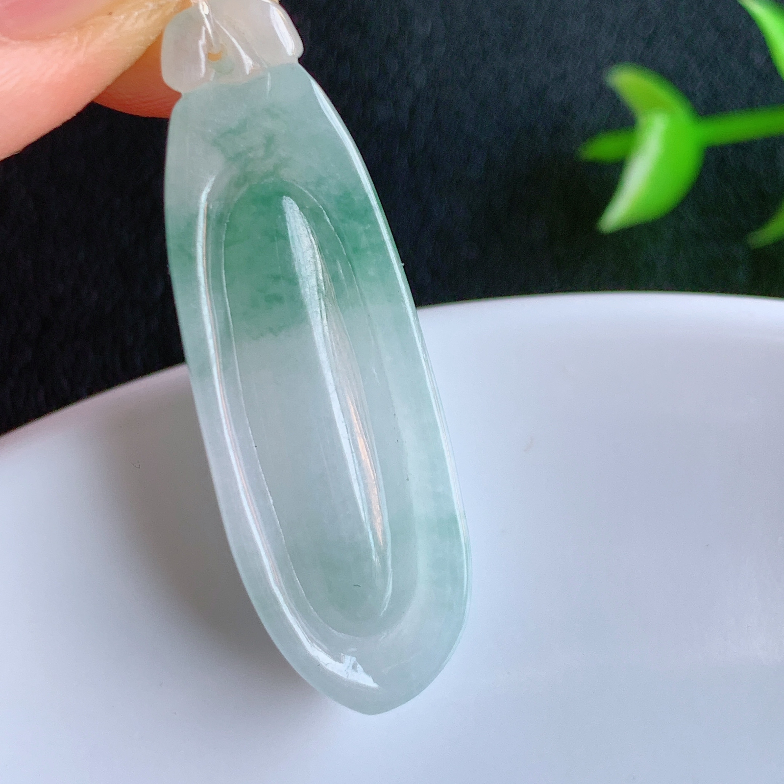 冰润飘花福瓜翡翠吊坠，呱呱来财，福气满满的美好寓意，清新自然  沁人心脾，造型独特，清秀高雅  W49.10 尺寸：35-11.5-6.5mm