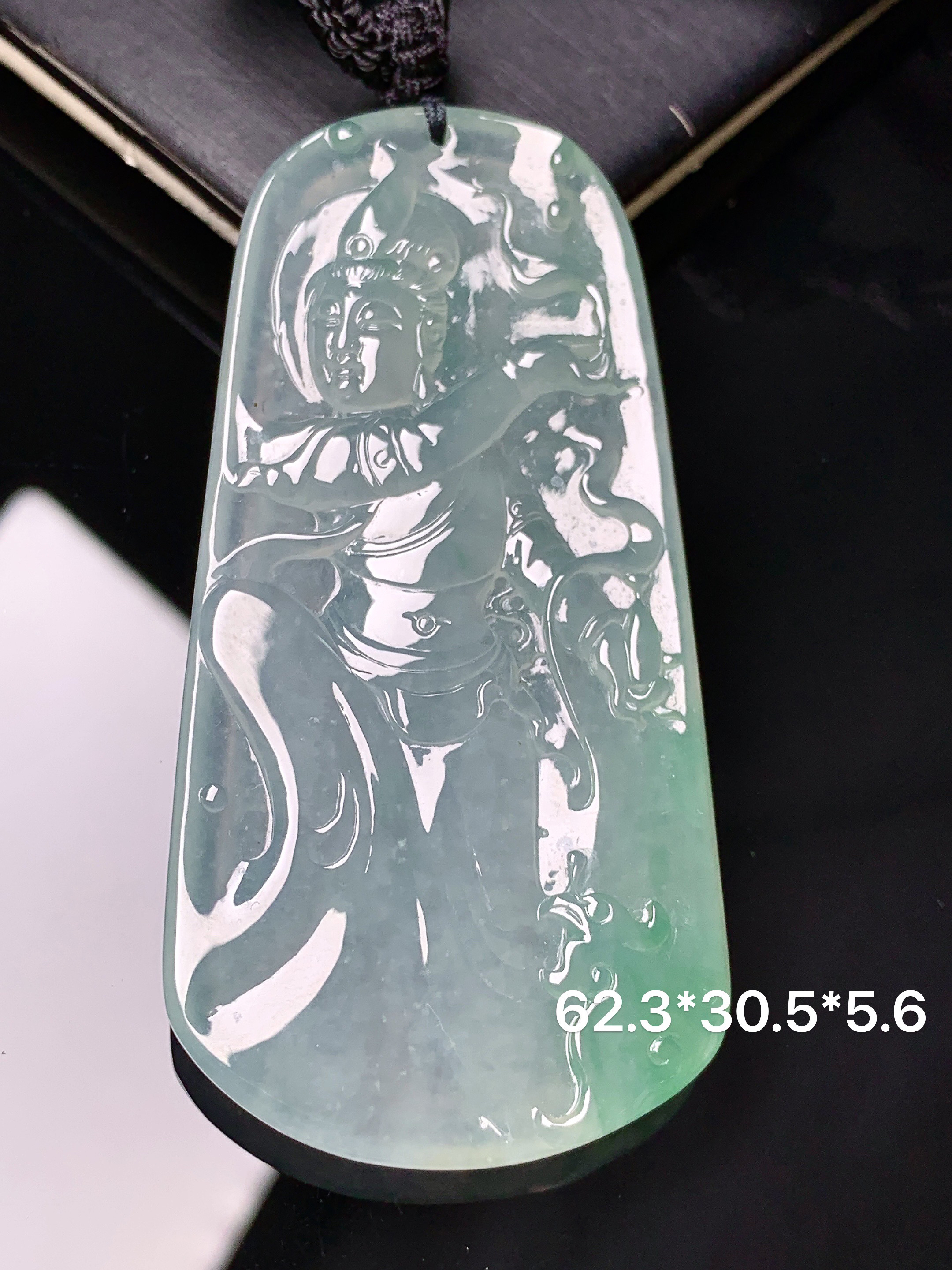 冰种飘绿观音菩萨吊坠 玉质细腻 色泽艳丽清新 水润亮眼 整体尺寸62.3*30.5*5.6 x3