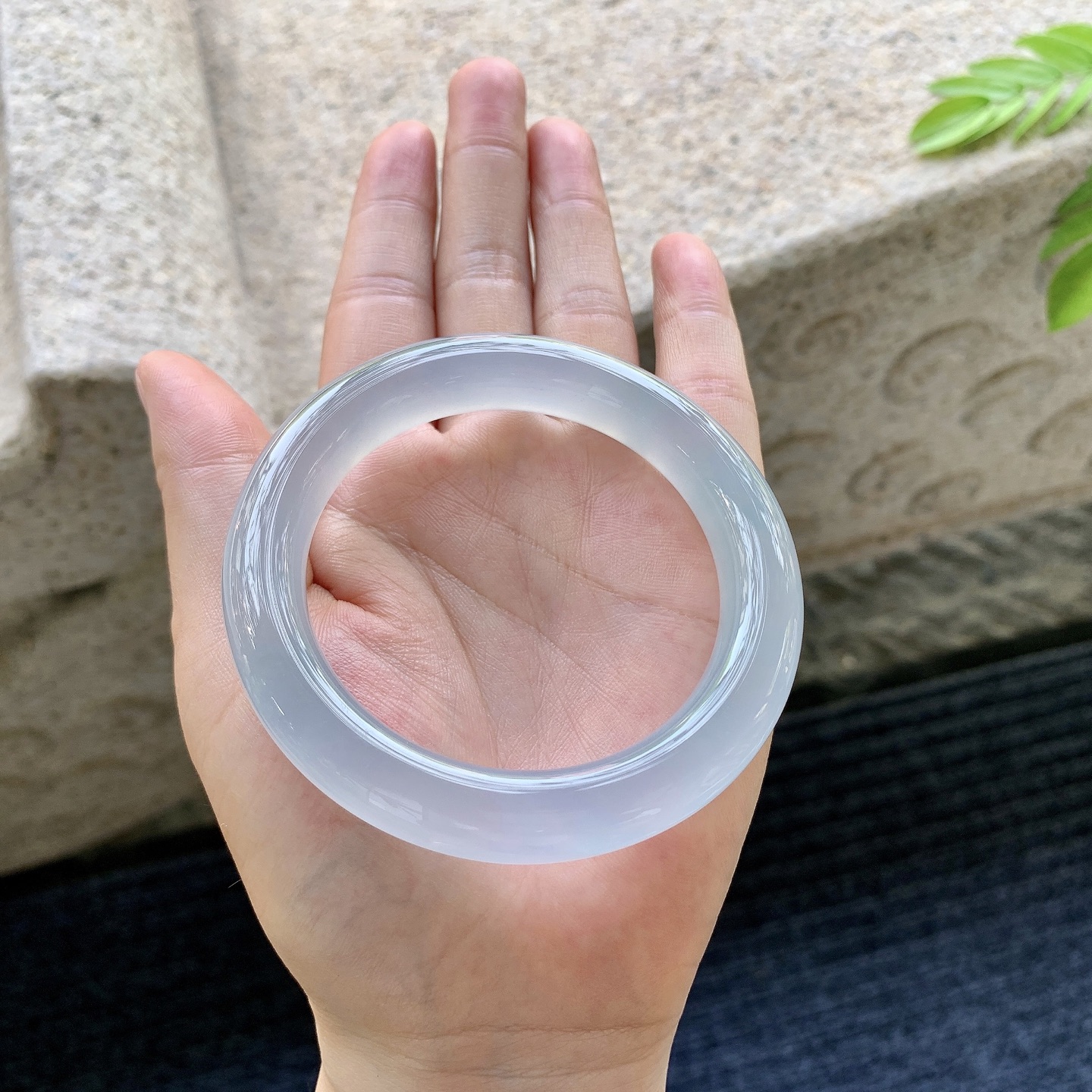 圆条55 56，圈口56/11.8/10.1，编码QX081352，高冰天空蓝，起荧光，水润，种老，打灯有棉线