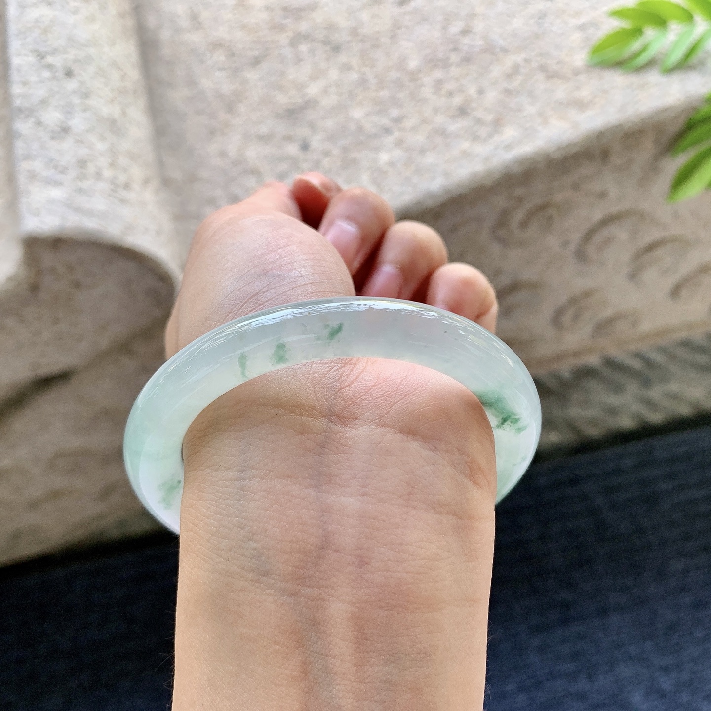 圆条54 55，圈口55.6/8.6/9.5，编码C5081316，描述冰糯飘花，清透，水润，种老，细腻，打灯有絮线