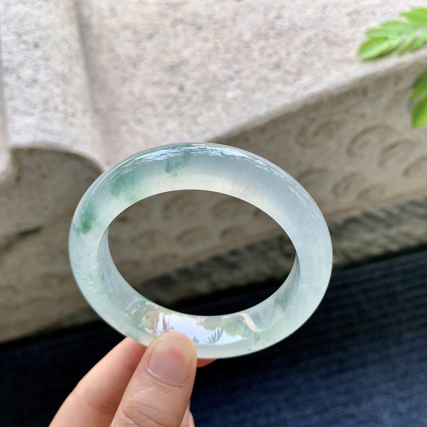 正圈54 55，圈口55.5/13.3/9.5，编码G6081341，描述高冰飘花，起光，清透，水润，种老，细腻，打灯有絮线