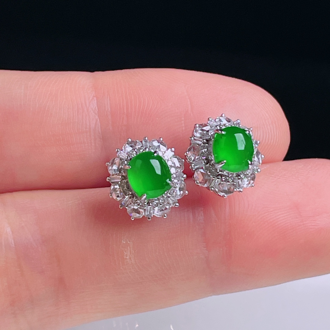 辣绿耳钉，老种起光，细底通透，尺寸：裸石6/5.6/3mm0812