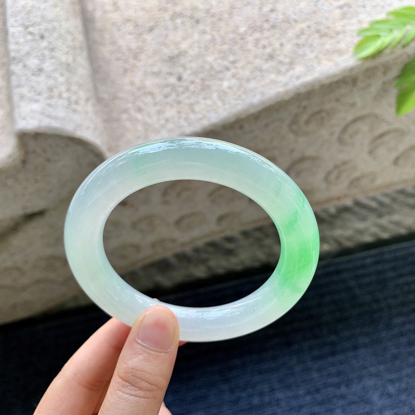 圆条57 58，圈口58.7/11.7/11.7，编码A1081331，描述冰飘阳绿，水润，种老，细腻，有棉线