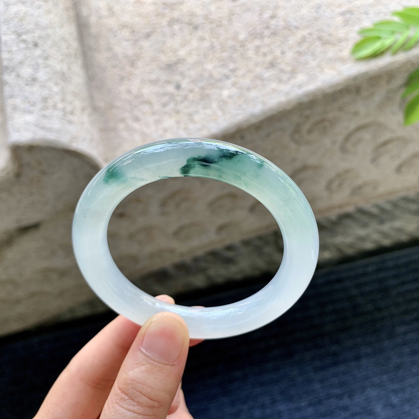 圆条51 52，圈口52.3/9.5/9.8，编码C11081303，冰糯飘花，水润，种老，细腻，有纹线。