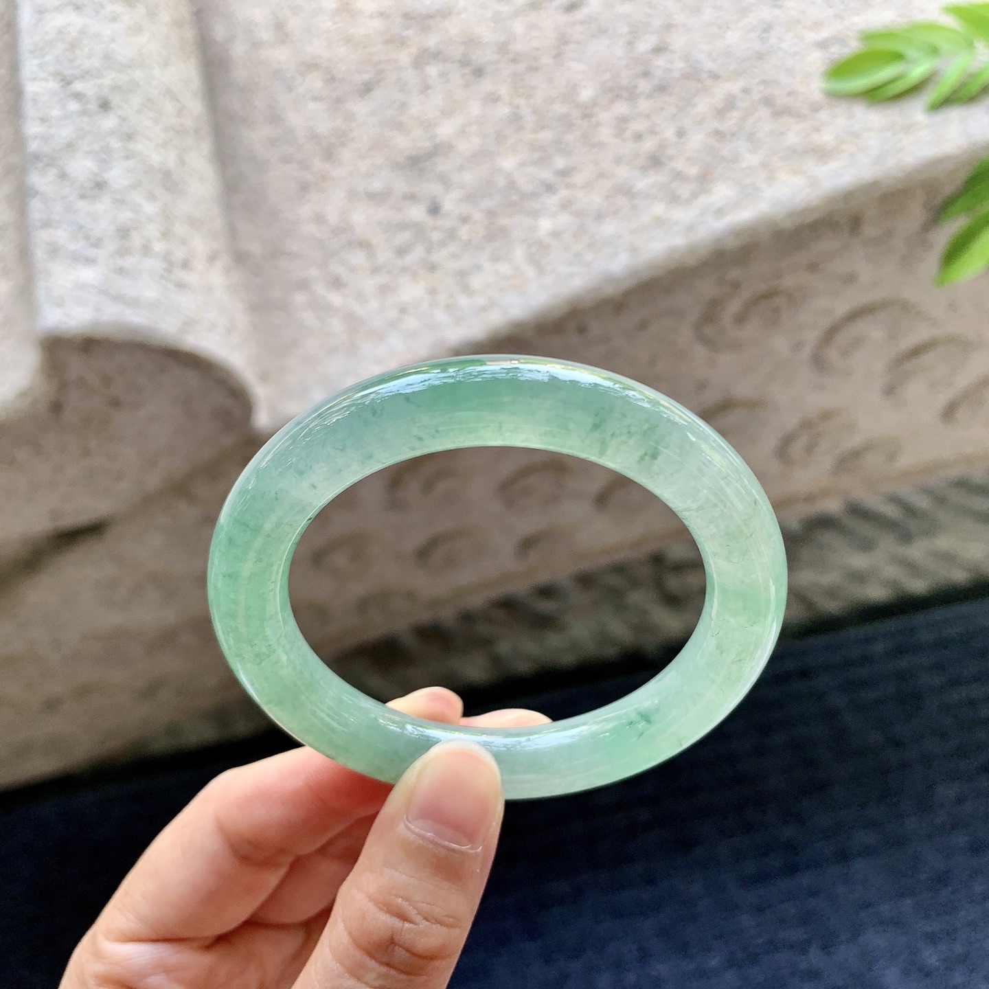 圆条50 51，圈口51.6/9.7/9.3，编码B2081321，描述糯冰飘绿，水润，种老，细腻，打灯有棉线