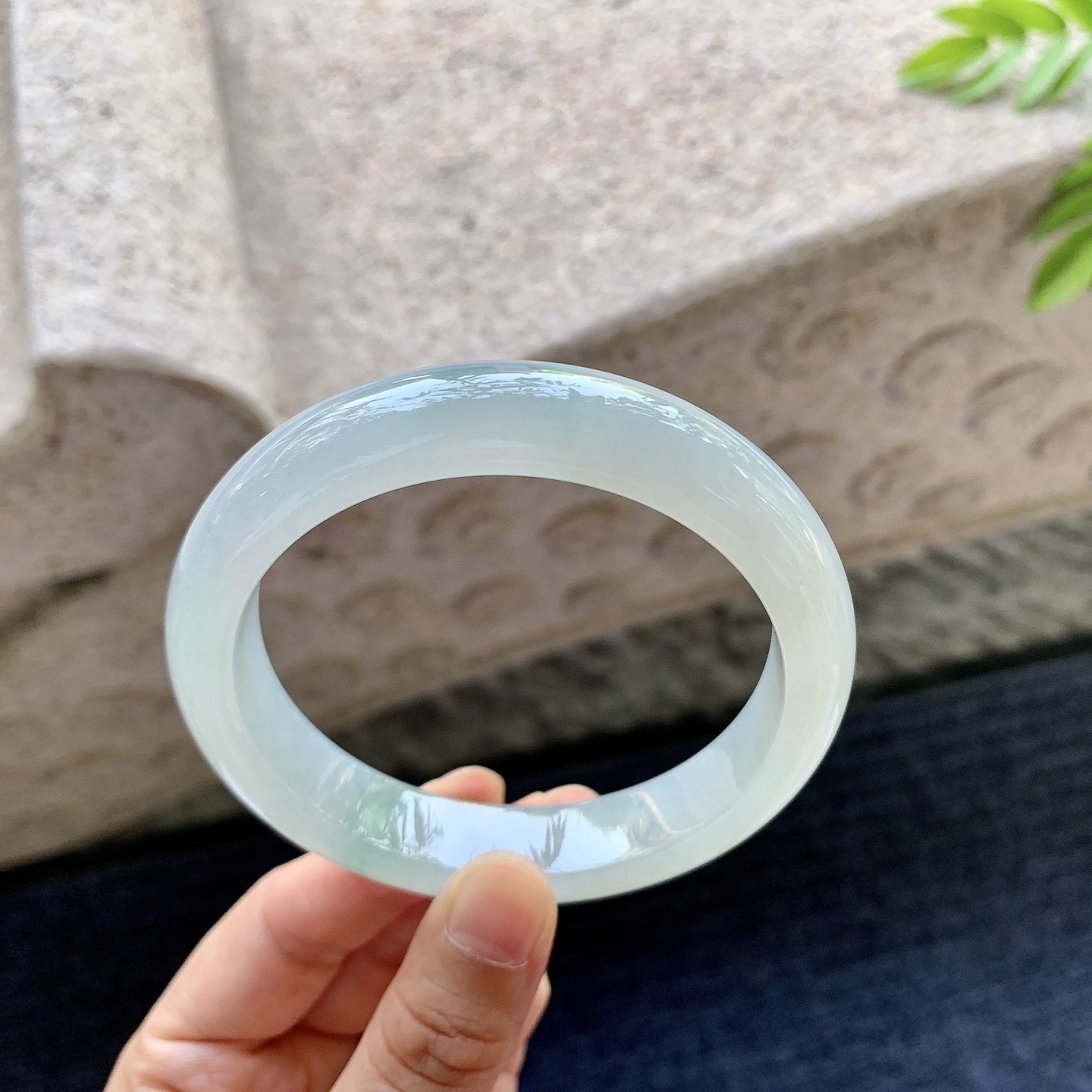 正圈59 60，圈口60.5/13.3/8.8，编码C5081326，糯冰飘绿，水润，种老，细腻，打灯有棉线