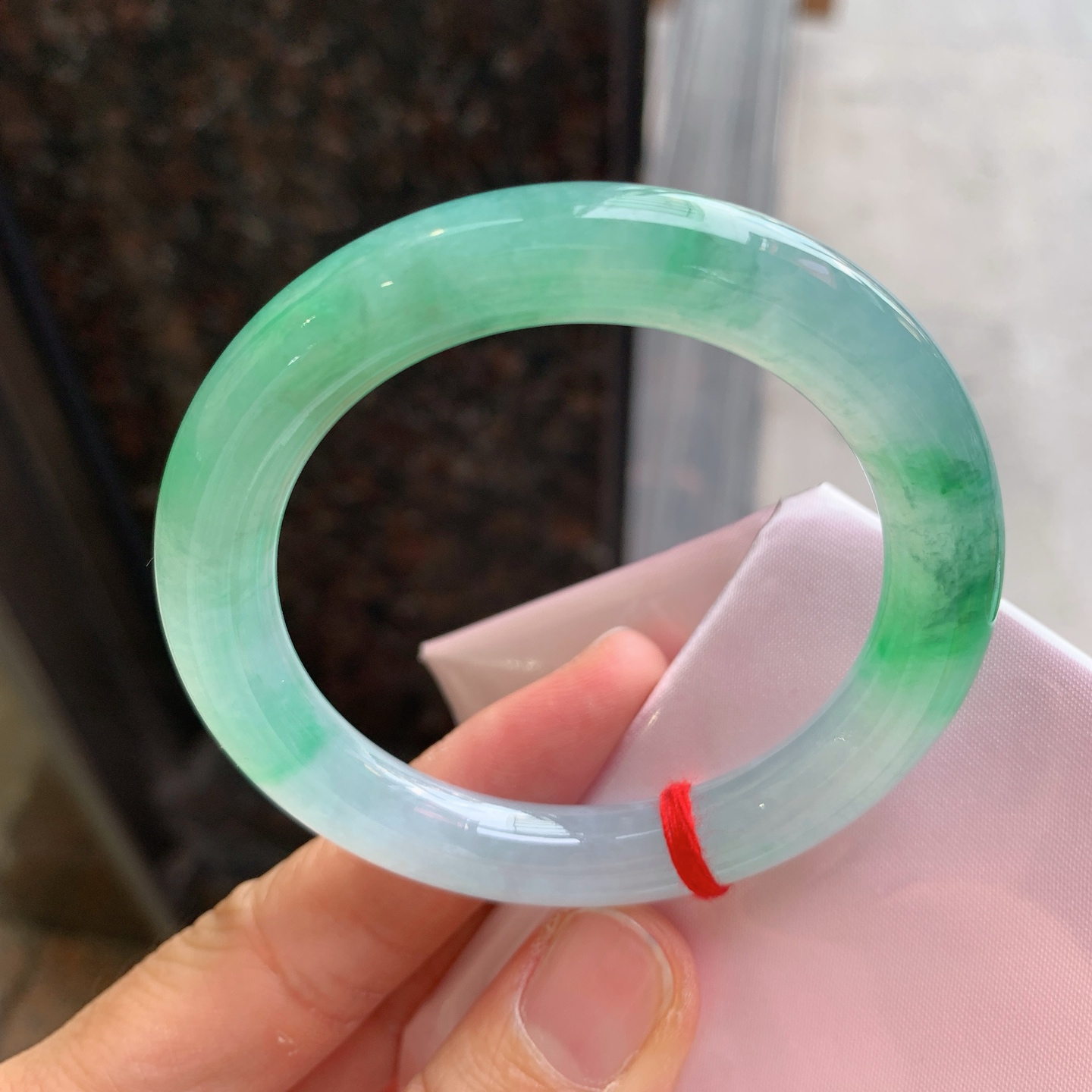 圆条冰飘绿 表皮微瑕疵微扣 尺寸：50.6/9/9.5