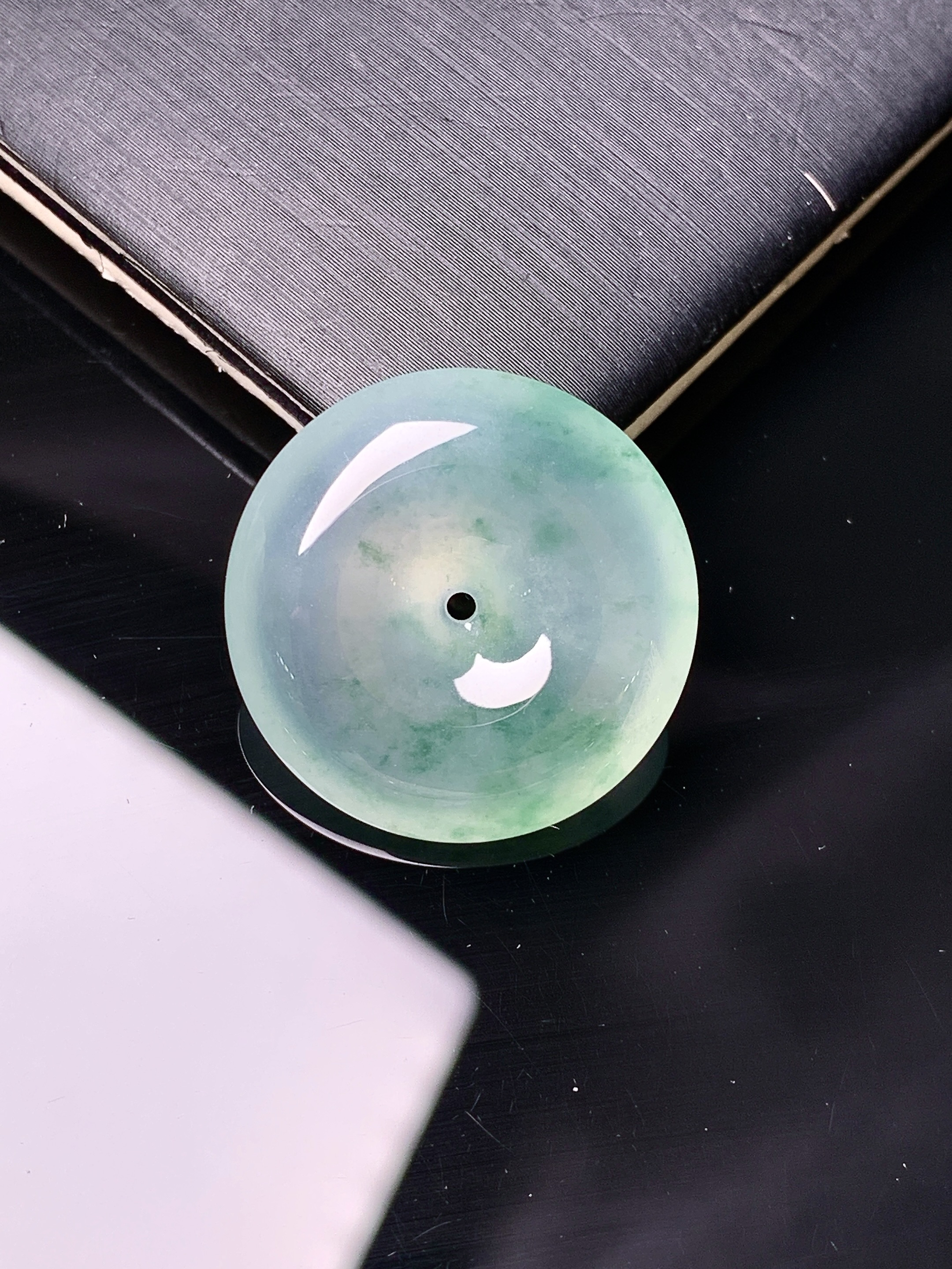 飘绿平安扣吊坠 玉质细腻 色泽艳丽清新 水润亮眼 整体尺寸21.6*5.8 x1