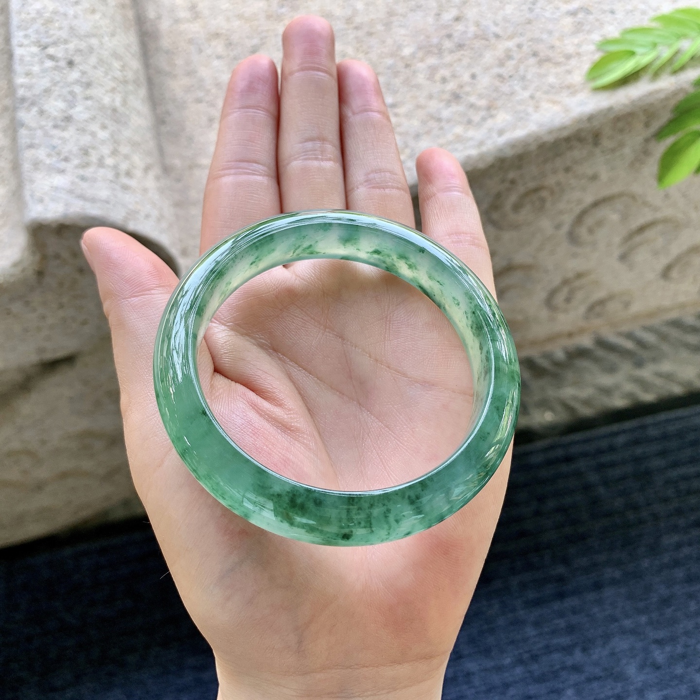 正圈55 56，圈口56/12.4/8.2，编码A1081338，冰飘绿花，清透，水润，种老，细腻，无裂。