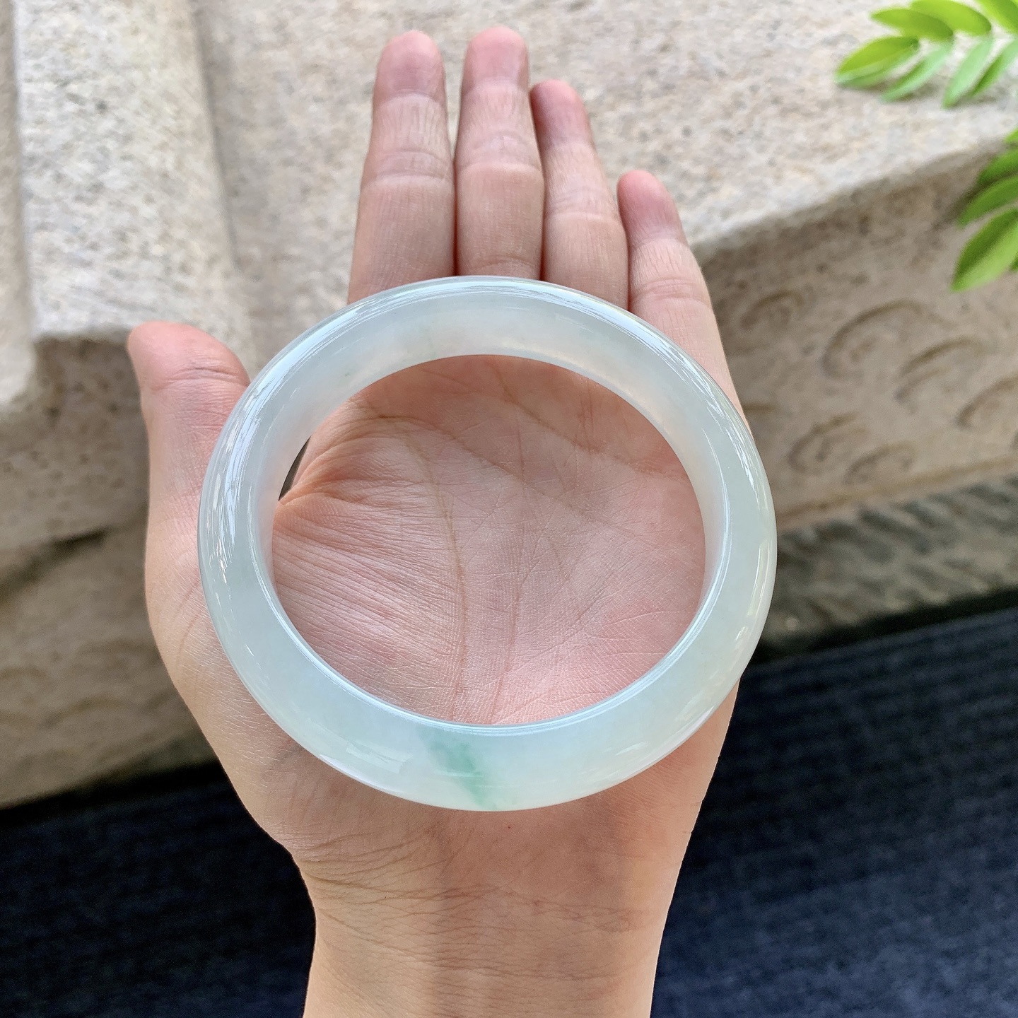 正圈59 60，圈口60.5/13.3/8.8，编码C5081326，糯冰飘绿，水润，种老，细腻，打