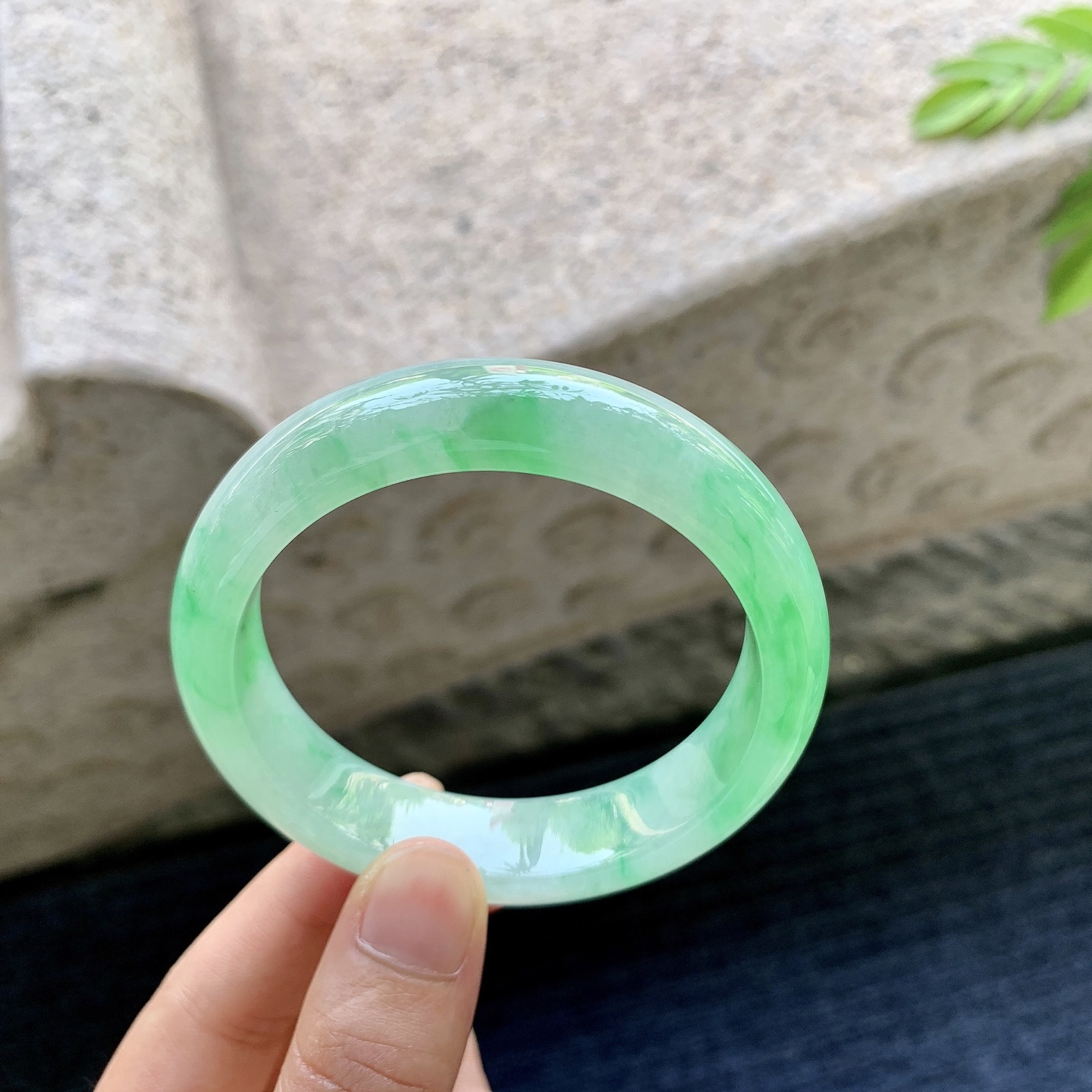 正圈53 54，圈口54.8/13.5/8.2，编码GJ081339，冰糯阳绿，水润，种老，细腻，无裂。