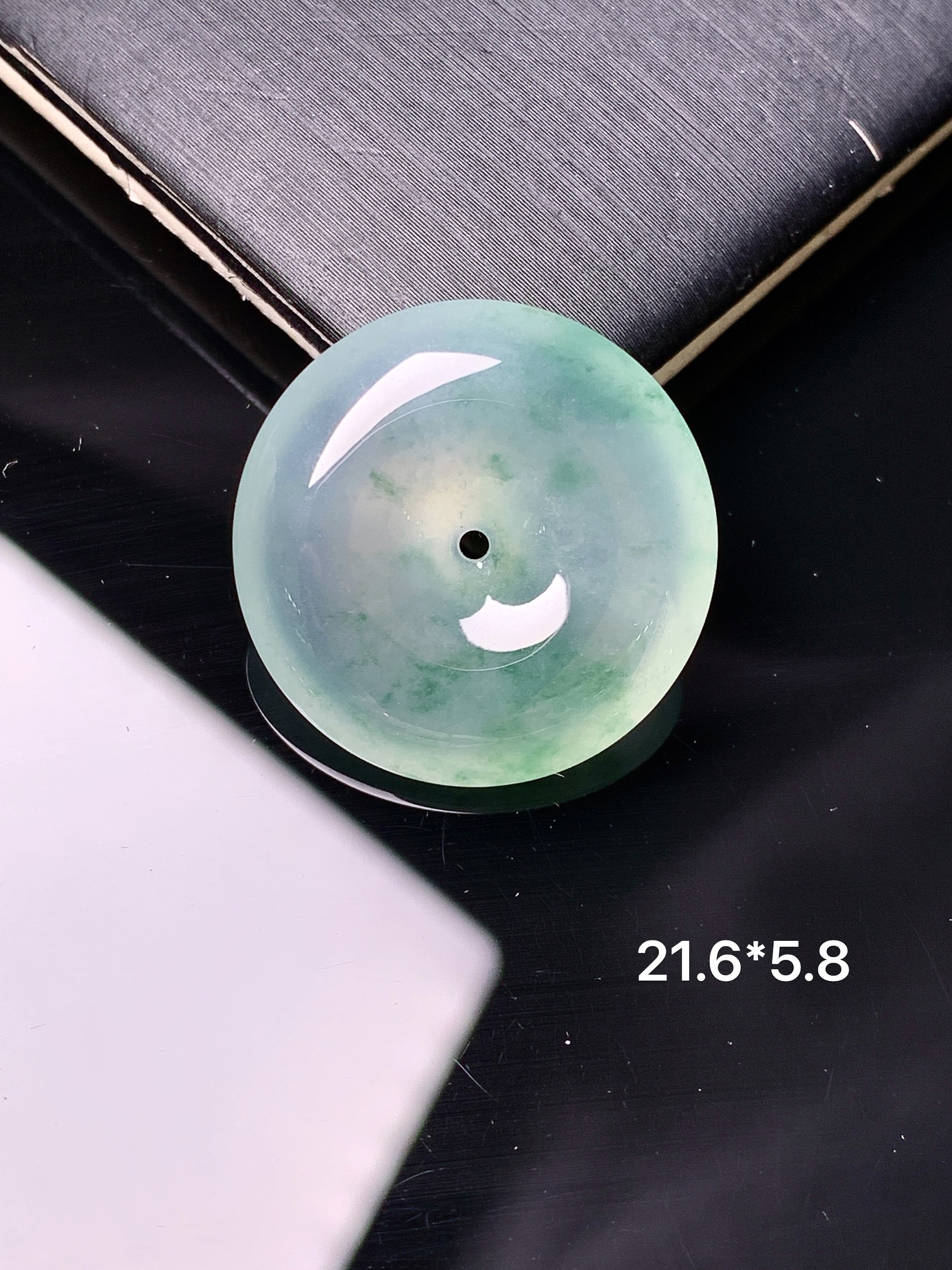 飘绿平安扣吊坠 玉质细腻 色泽艳丽清新 水润亮眼 整体尺寸21.6*5.8 x1