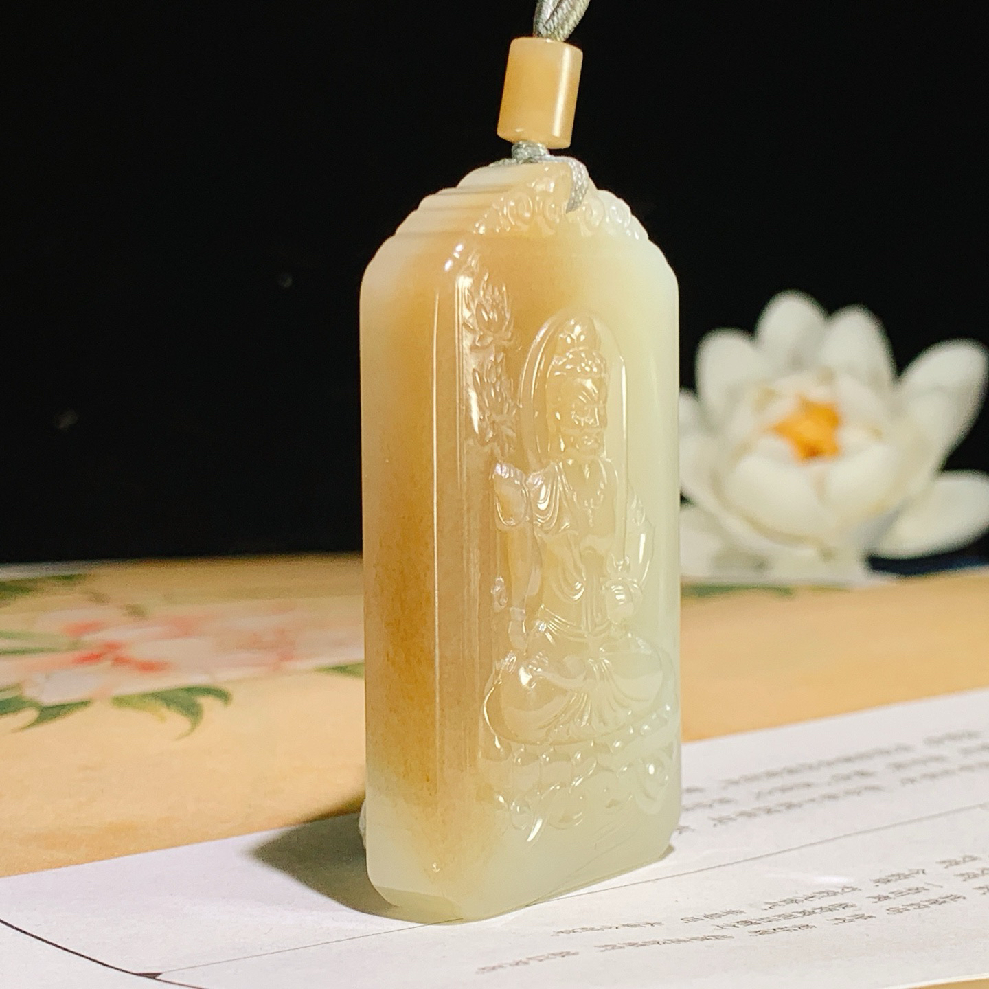 新疆且末糖和田玉不动尊菩萨牌子挂件。尺寸60/33/12重55克 玉质细腻油润 底色纯净 脂粉好，品