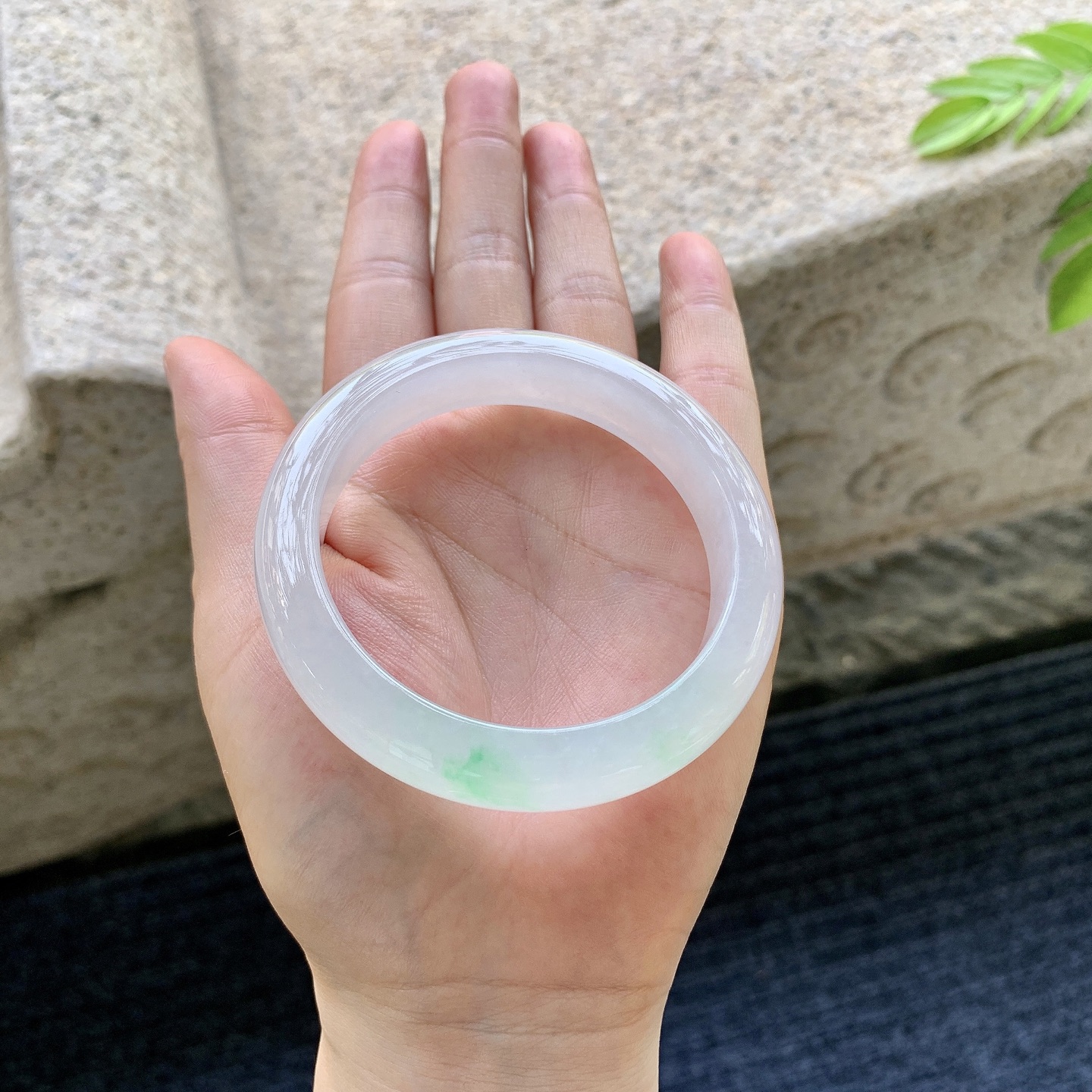正圈54 55，圈口55/12.4/9.4，编码HD081353，描述糯冰飘绿，水润，种老，细腻，打