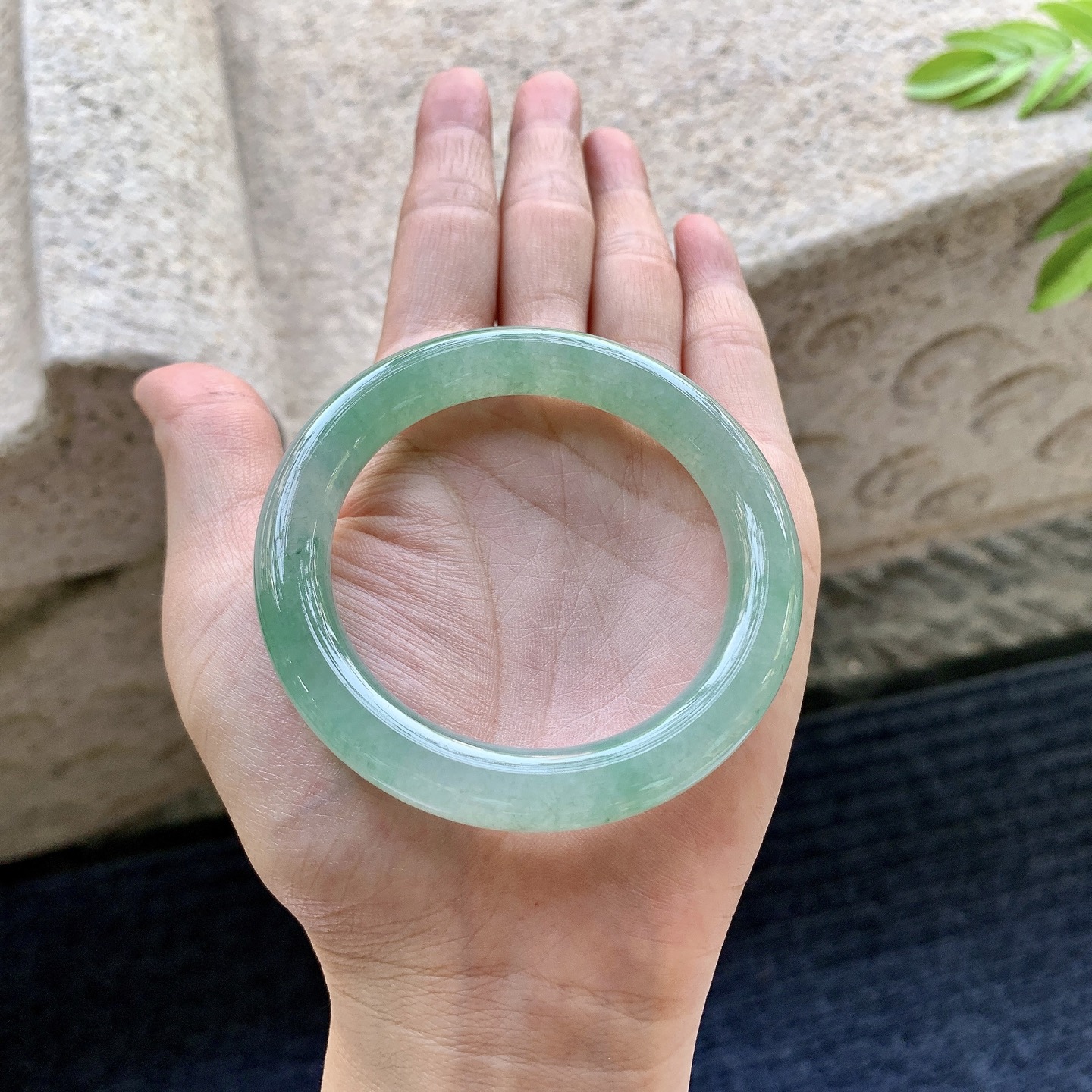 圆条50 51，圈口51.6/9.7/9.3，编码B2081321，描述糯冰飘绿，水润，种老，细腻，打灯有棉线