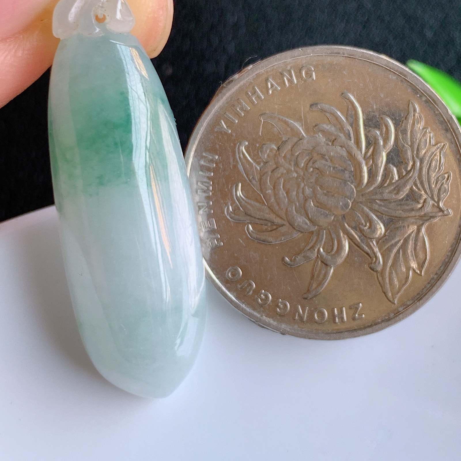 冰润飘花福瓜翡翠吊坠，呱呱来财，福气满满的美好寓意，清新自然  沁人心脾，造型独特，清秀高雅  W49.10 尺寸：35-11.5-6.5mm