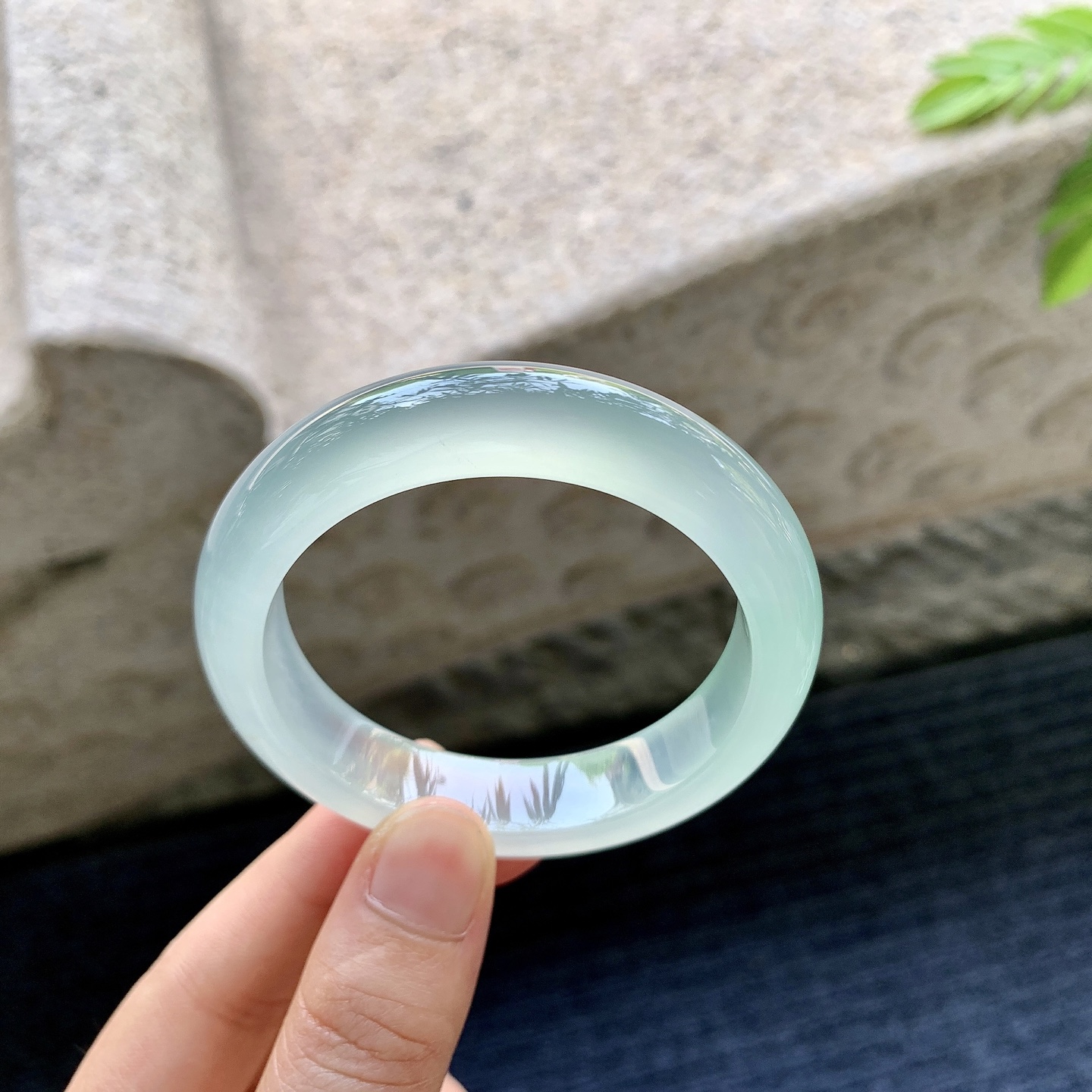 正圈49 50，圈口50.4/12.3/8，编码A1081333，高冰晴绿底，起荧光，清透，水润，种老，细腻，无裂。