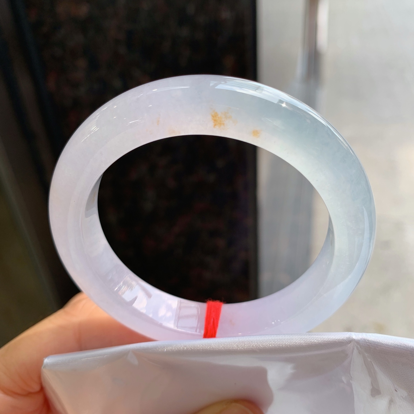 正圈冰镯带黄翡，无裂，尺寸：54/12/9.3，起荧光