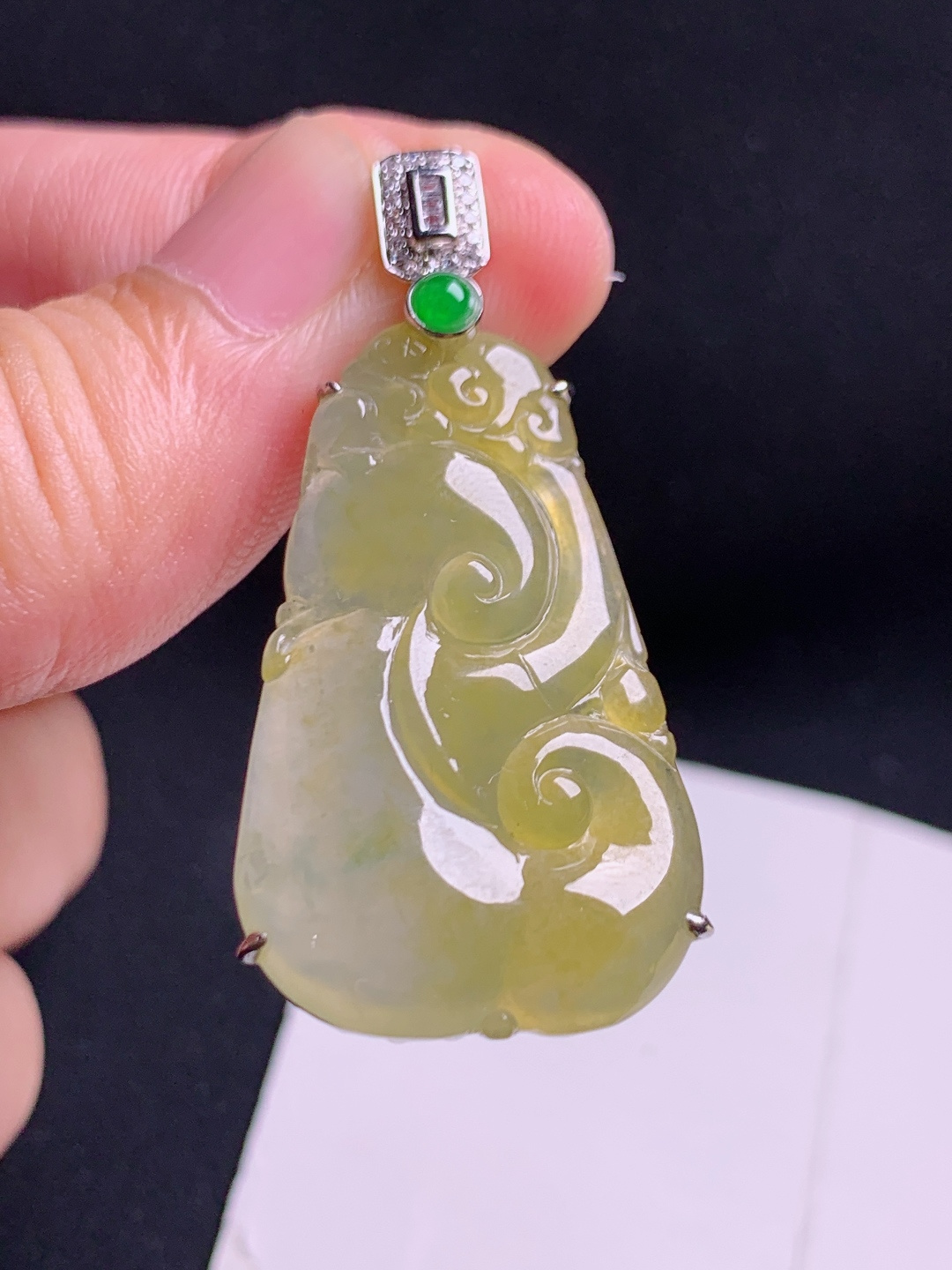 黄翡如意吊坠，冰润蜜糖黄，雕工灵动，温婉贵气，裸石32.3-20-4.2，68