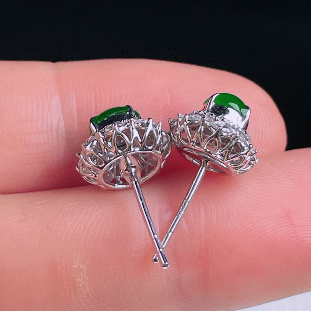 辣绿耳钉，老种起光，细底通透，尺寸：裸石6/5.6/3mm0812