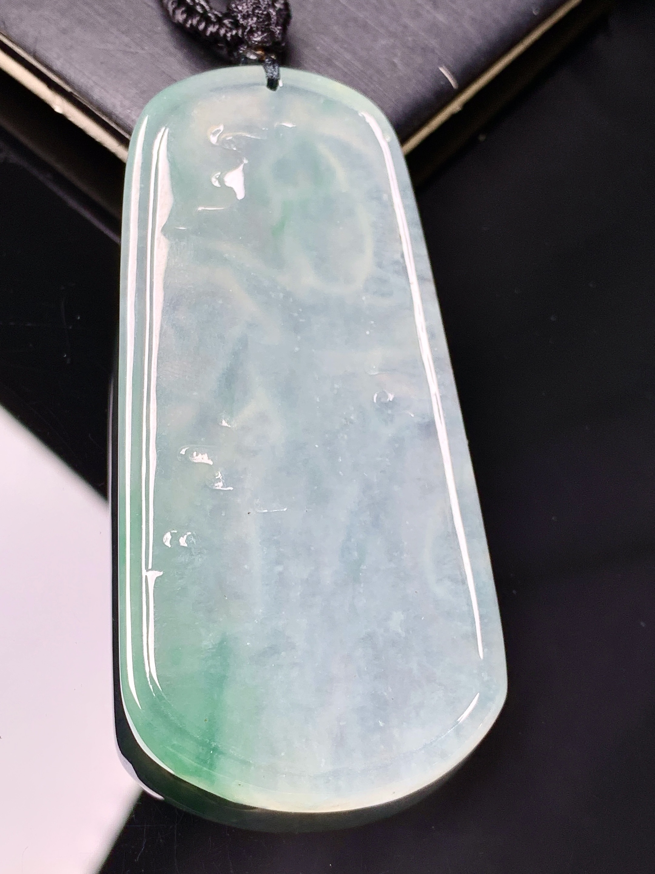 冰种飘绿观音菩萨吊坠 玉质细腻 色泽艳丽清新 水润亮眼 整体尺寸62.3*30.5*5.6 x3