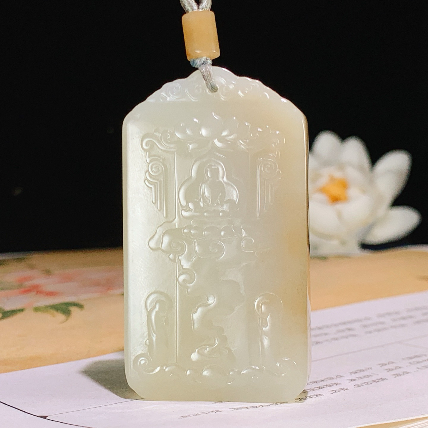 新疆且末糖和田玉不动尊菩萨牌子挂件。尺寸60/33/12重55克 玉质细腻油润 底色纯净 脂粉好，品质好。lt260810
