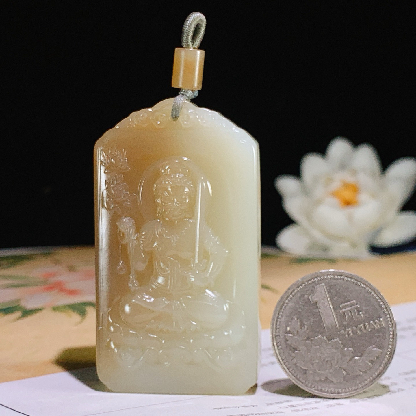 新疆且末糖和田玉不动尊菩萨牌子挂件。尺寸60/33/12重55克 玉质细腻油润 底色纯净 脂粉好，品质好。lt260810