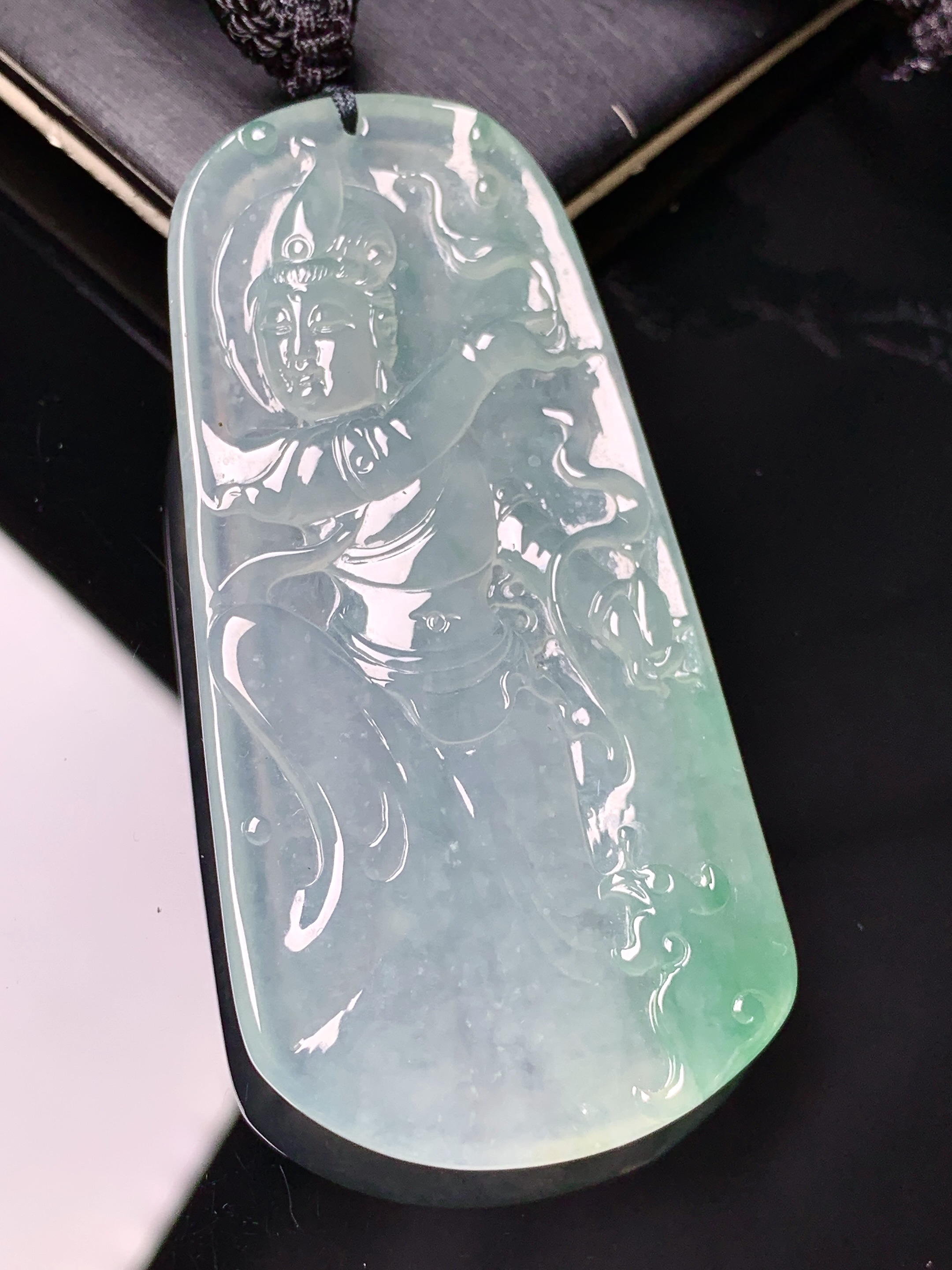 冰种飘绿观音菩萨吊坠 玉质细腻 色泽艳丽清新 水润亮眼 整体尺寸62.3*30.5*5.6 x3