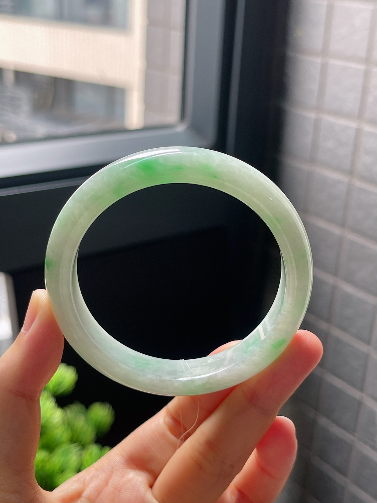 正圈55圈口，翡翠糯化种飘绿手镯