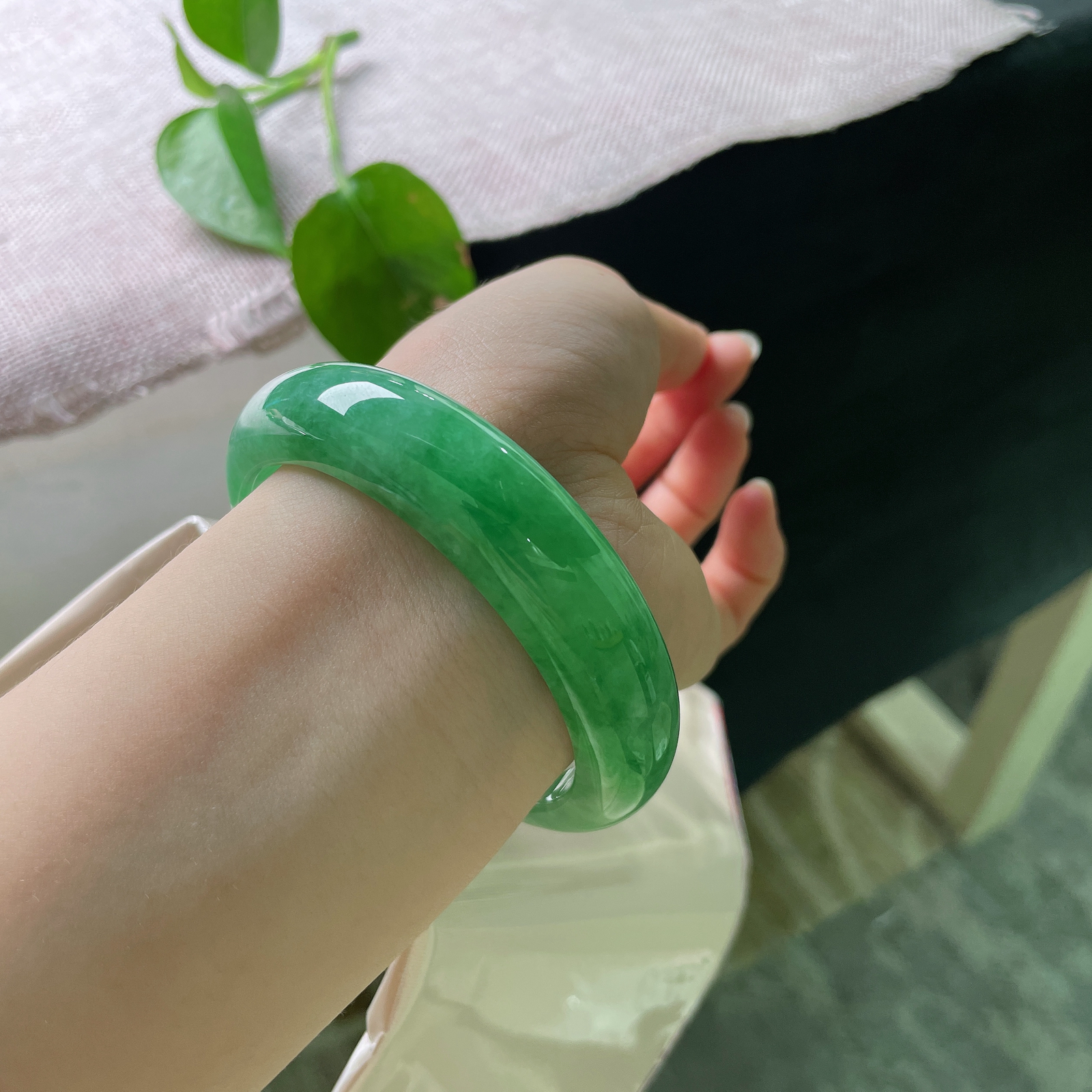 54.6/14.6/8.8，满绿正圈，一点皮纹，小轮胎款，种老，有点棉，色好辣，上手富贵十足。ss57172a