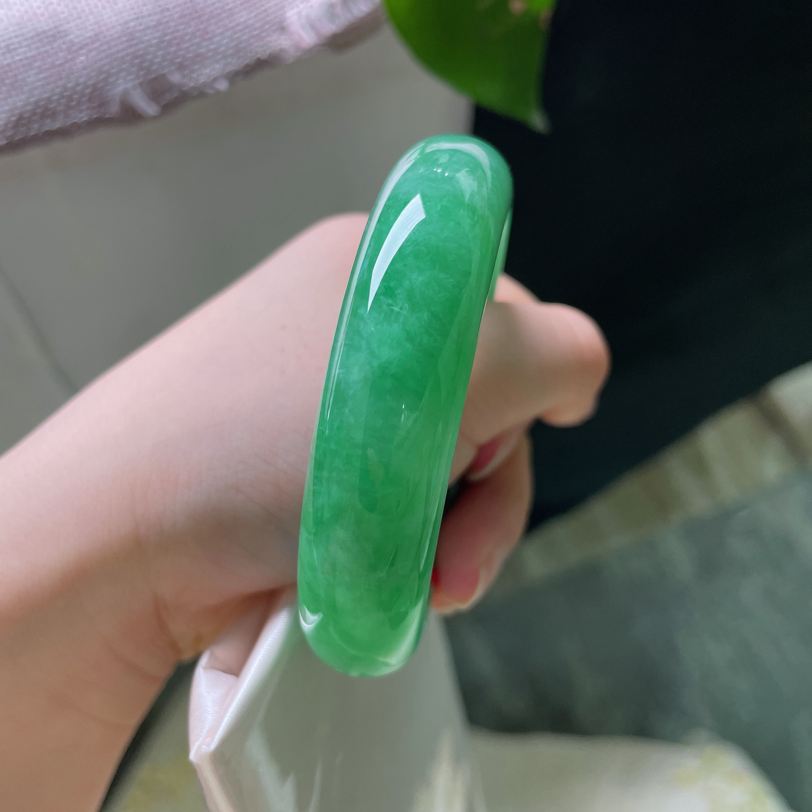 54.6/14.6/8.8，满绿正圈，一点皮纹，小轮胎款，种老，有点棉，色好辣，上手富贵十足。ss57172a