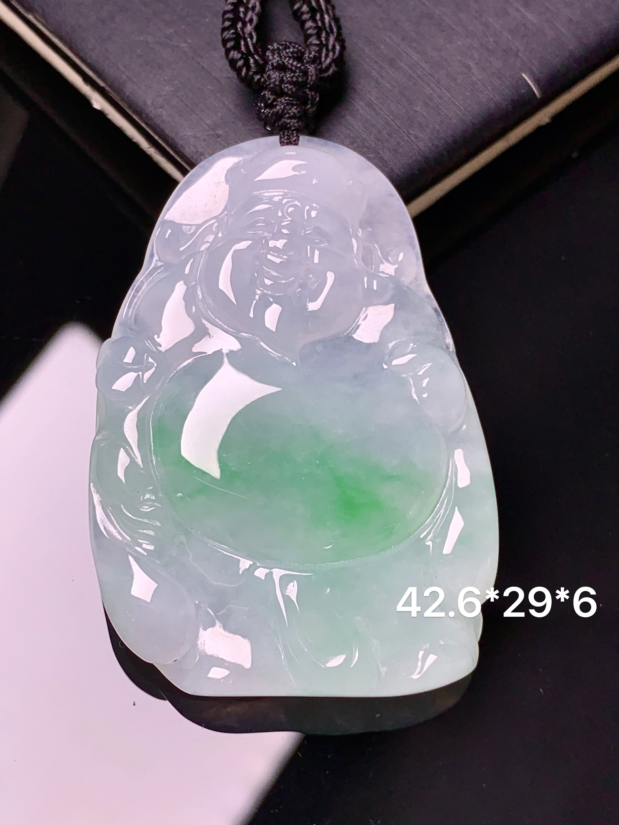 飘绿财神吊坠 玉质细腻 色泽艳丽清新 水润亮眼 整体尺寸42.6*29*6 x3