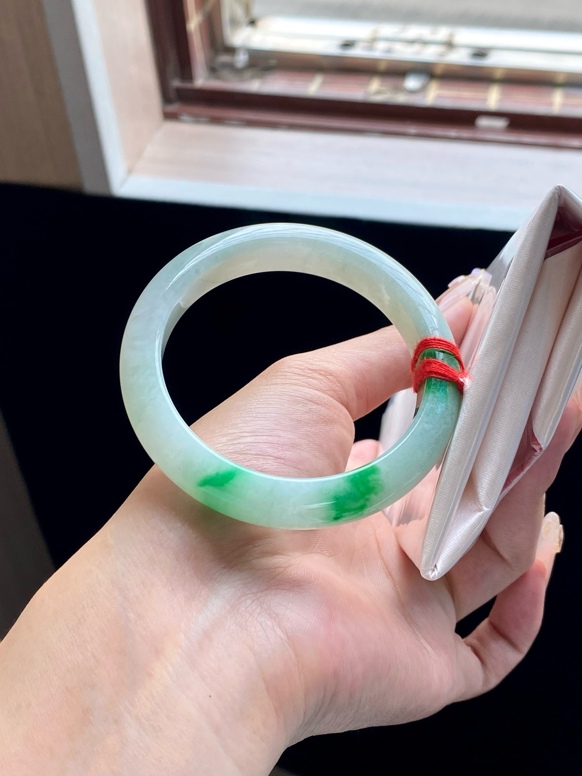 阳绿白底青正圈成品手镯
⭕️55.3-11.8-8.5