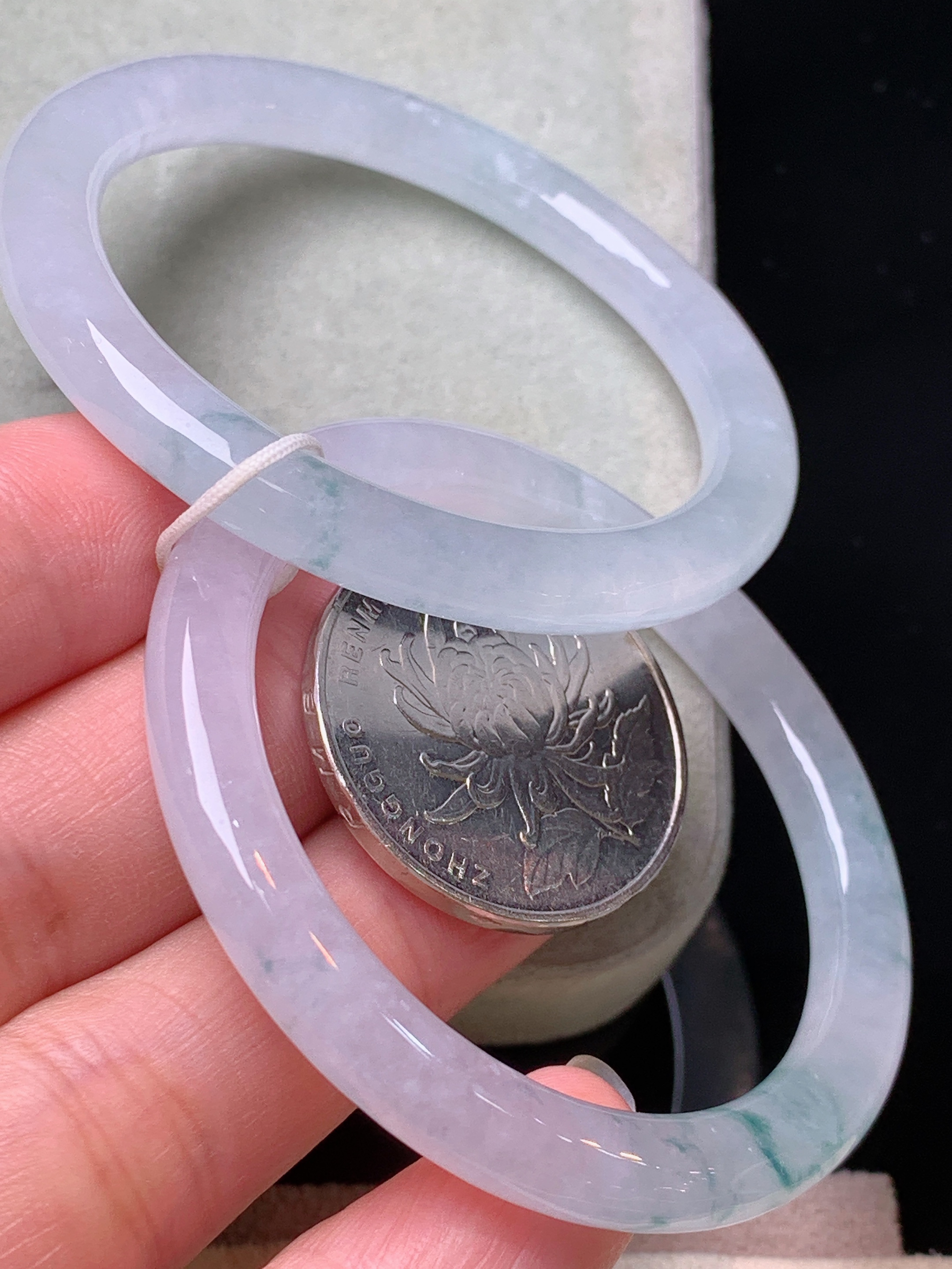 飘花童手镯一对 玉质细腻 色泽艳丽清新 水润亮眼 整体尺寸 52.5*5.5*6 圈口40.5 x3