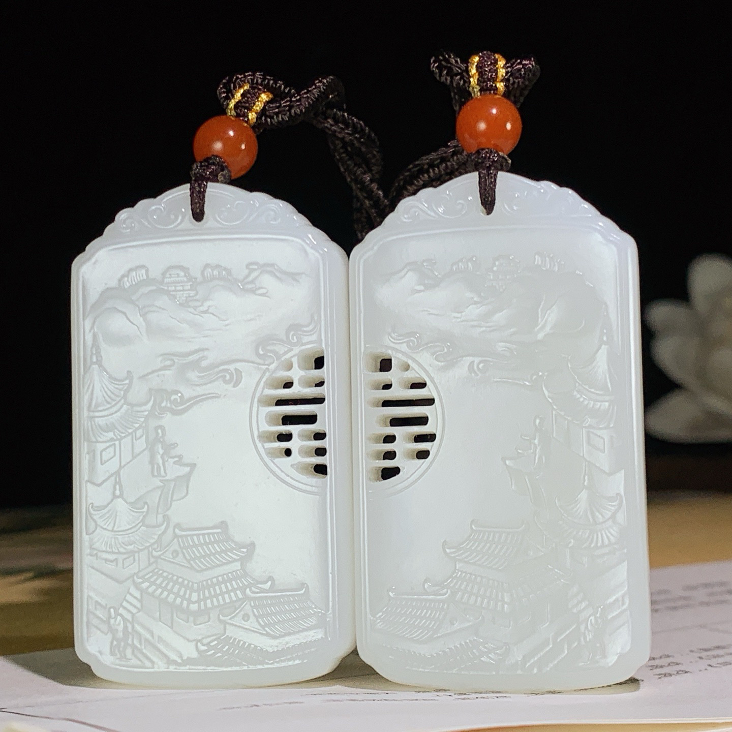 新疆和田玉羊脂白龙凤对对牌挂件。尺寸53/30/9总重72.7克 玉质细腻油润 底色纯净 脂粉好，品质好。lt260810