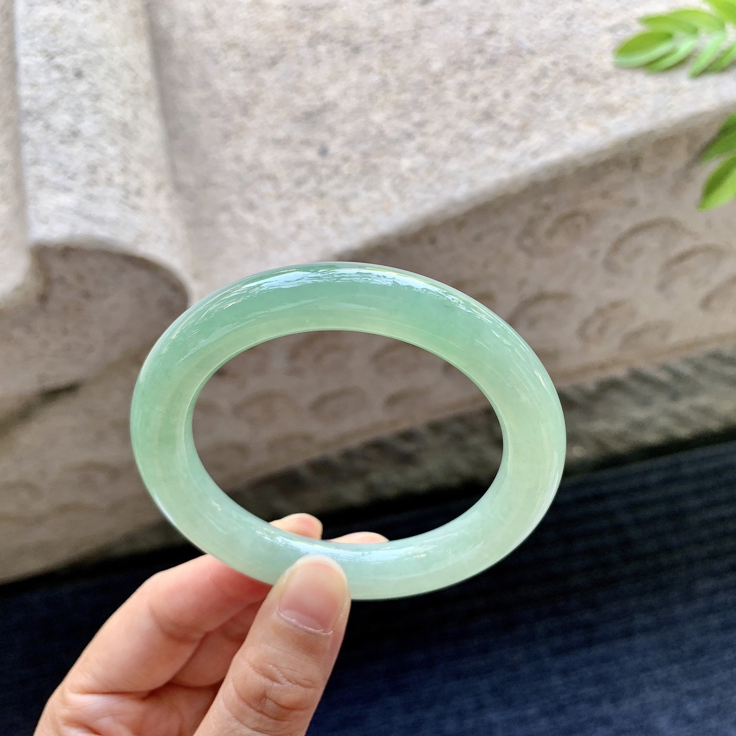 圆条53 54，圈口54.5/10.4/10，编码AD081302，描述糯冰满绿，水润，种老，细腻，打灯有棉絮