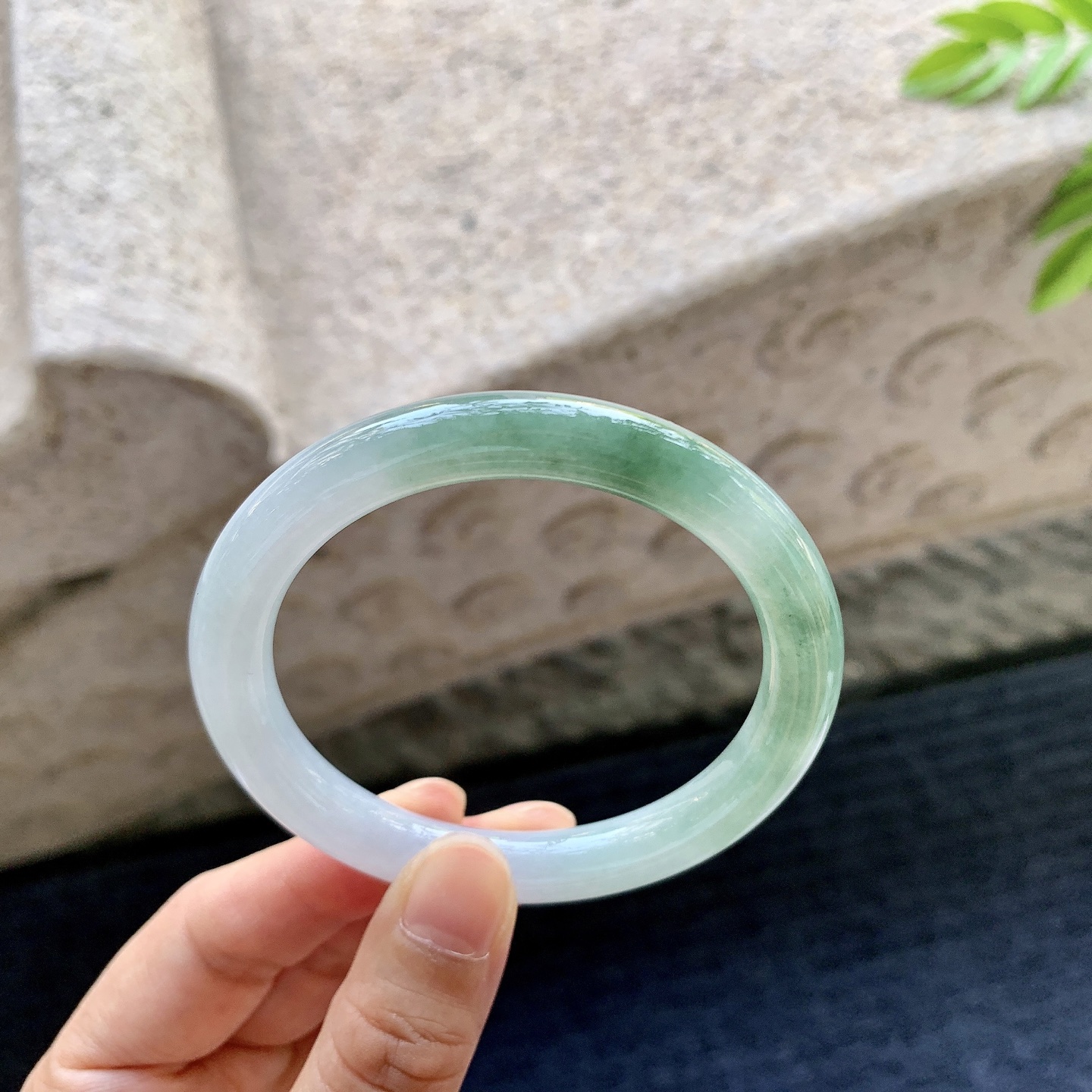 圆条52 53，圈口53.7/8.2/8，编码C5081328，细糯飘绿，水润，种老，细腻，无裂。