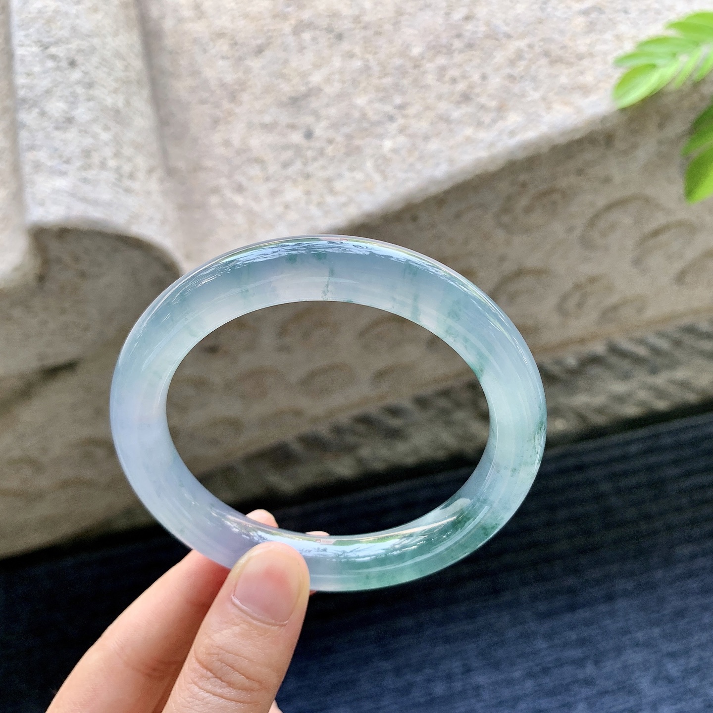 圆条60 61，圈口61.1/11.4/10.2，编码HW031134，冰紫飘花，清透，水润，种老，细腻，无裂。