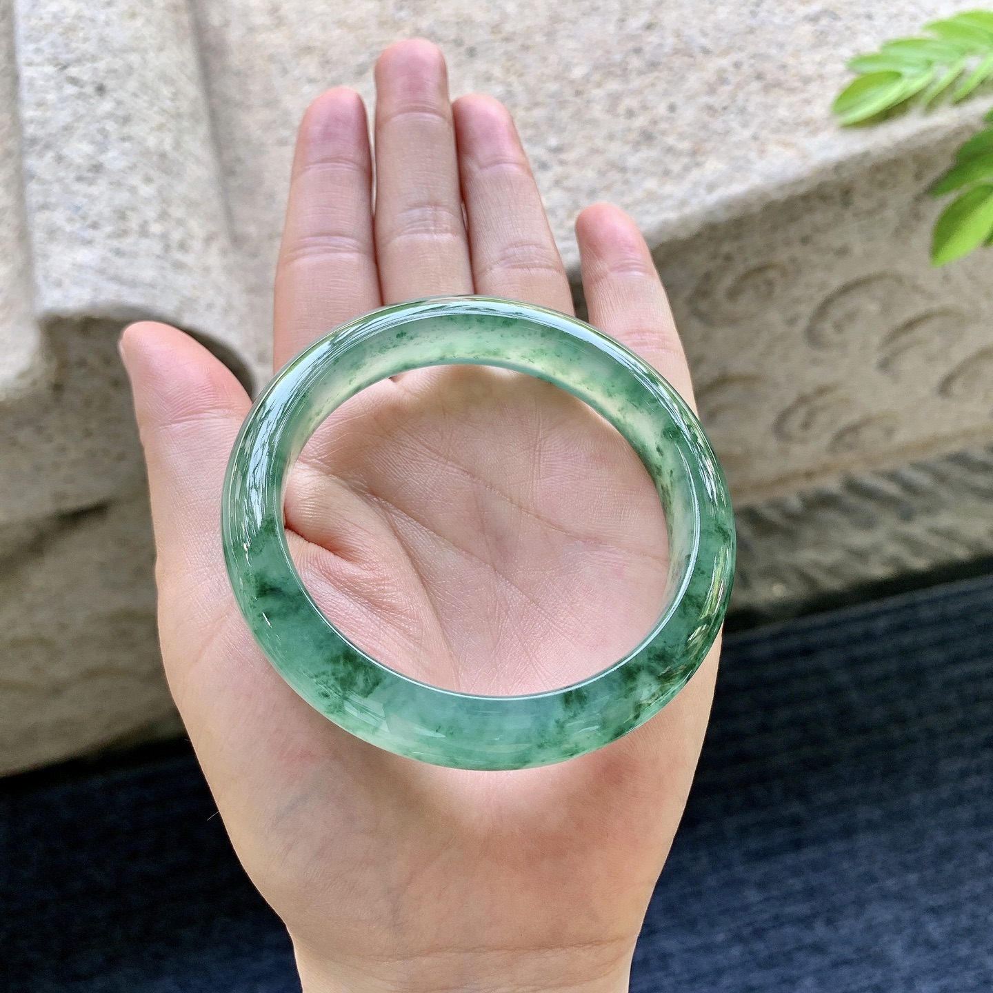 正圈55 56，圈口56/12.4/8.2，编码A1081338，冰飘绿花，清透，水润，种老，细腻，无裂。